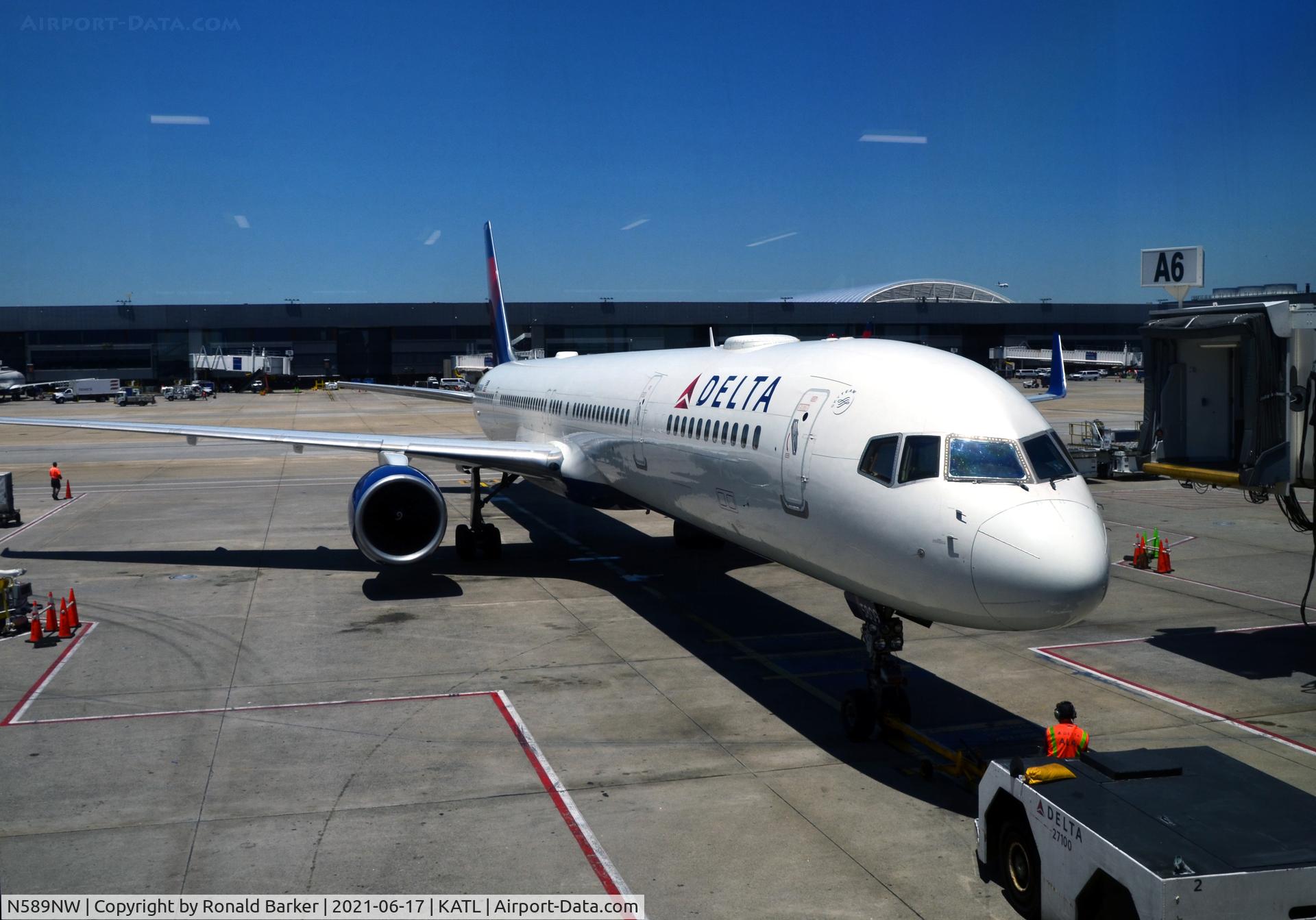 N589NW, 2003 Boeing 757-351 C/N 32989, At the gate A6 Atlanta