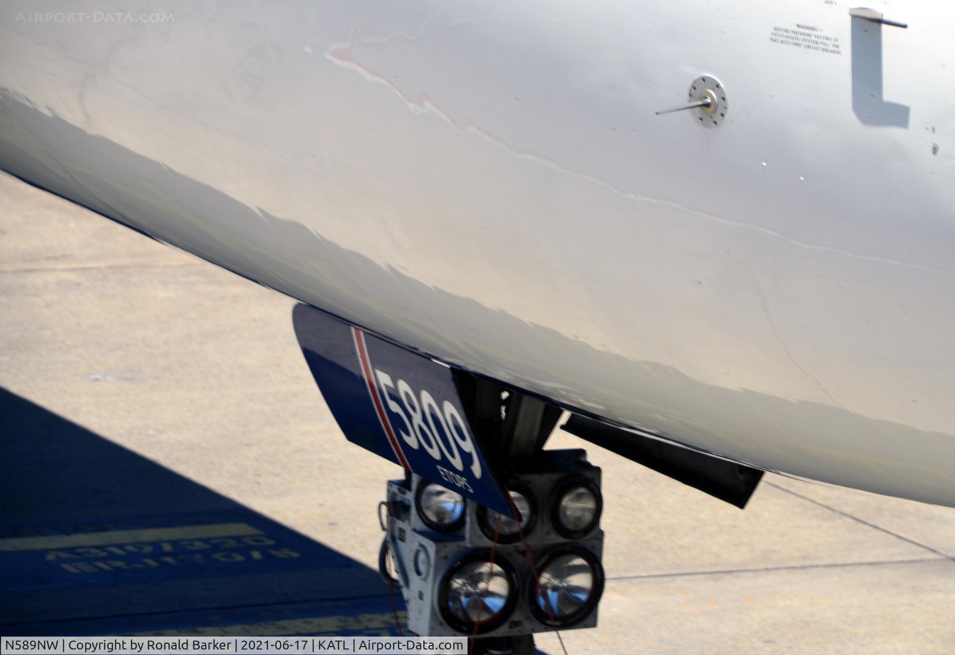 N589NW, 2003 Boeing 757-351 C/N 32989, Nose gear Atlanta