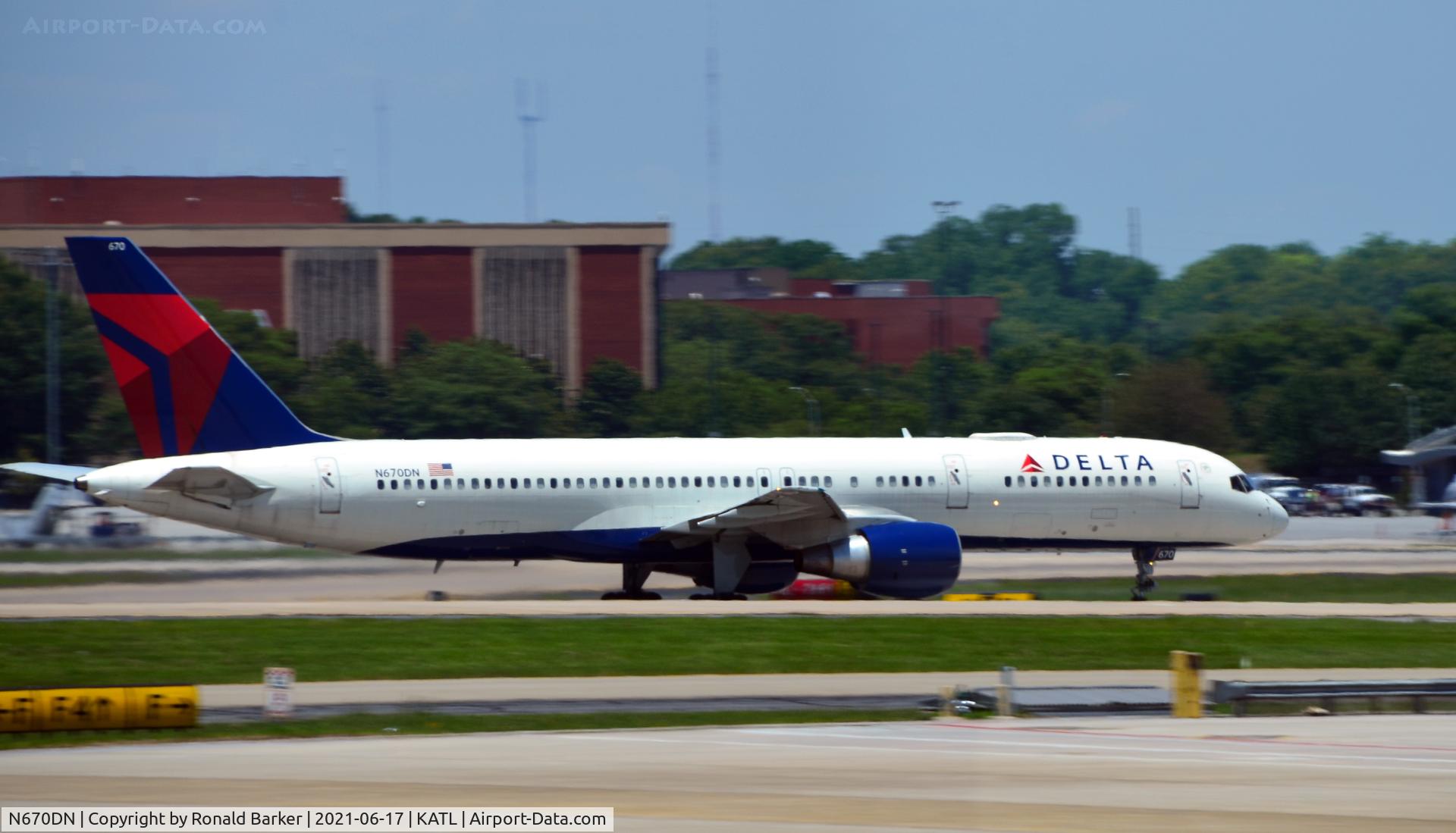 N670DN, 1992 Boeing 757-232 C/N 25331, Takeoff Atlanta
