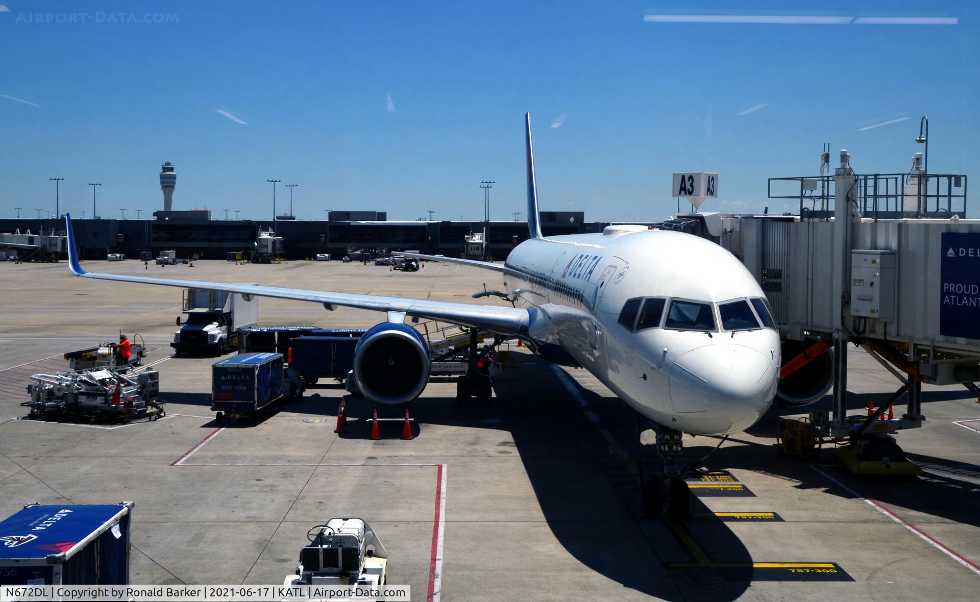 N672DL, 1992 Boeing 757-232 C/N 25977, Gate A3 Atlanta