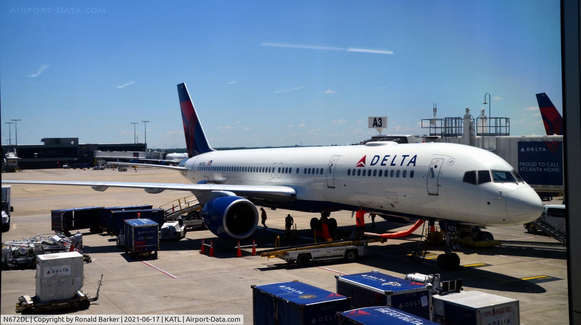 N672DL, 1992 Boeing 757-232 C/N 25977, Gate A3 Atlanta