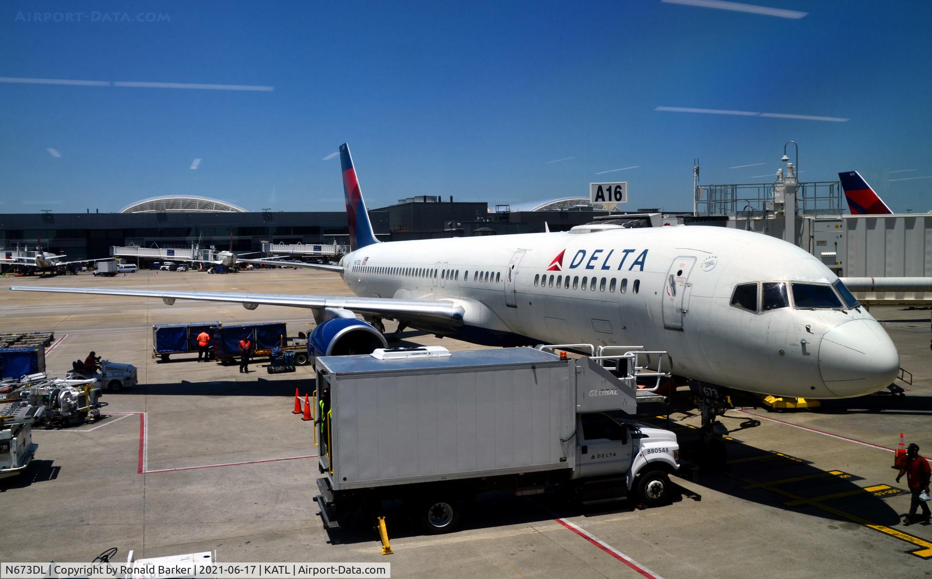 N673DL, 1992 Boeing 757-232 C/N 25978, Gate A16 Atlanta