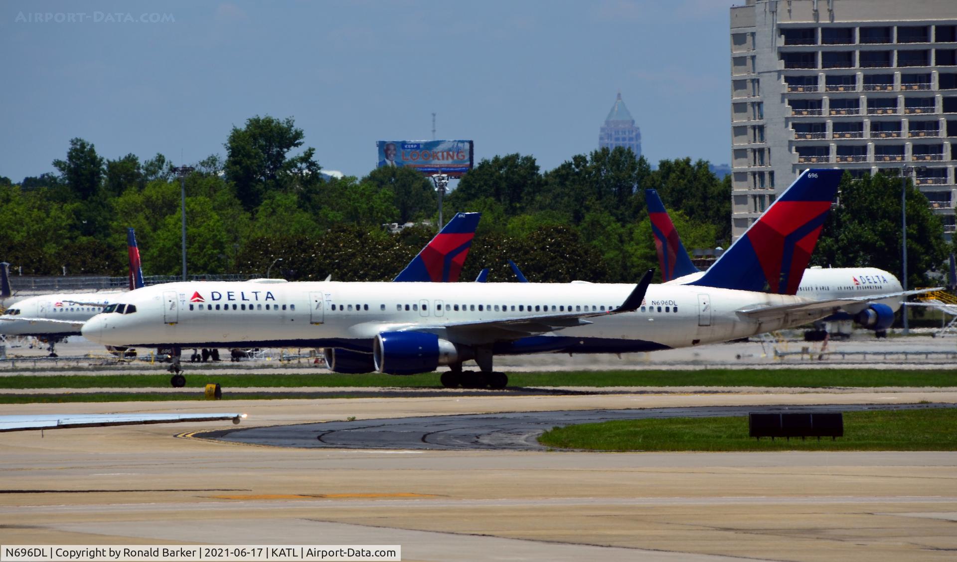 N696DL, 1999 Boeing 757-232 C/N 29728, Taxi Atlanta