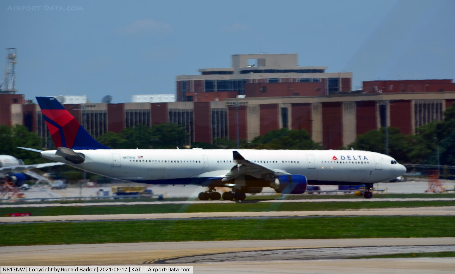 N817NW, 2007 Airbus A330-323 C/N 0843, Landing Atlanta