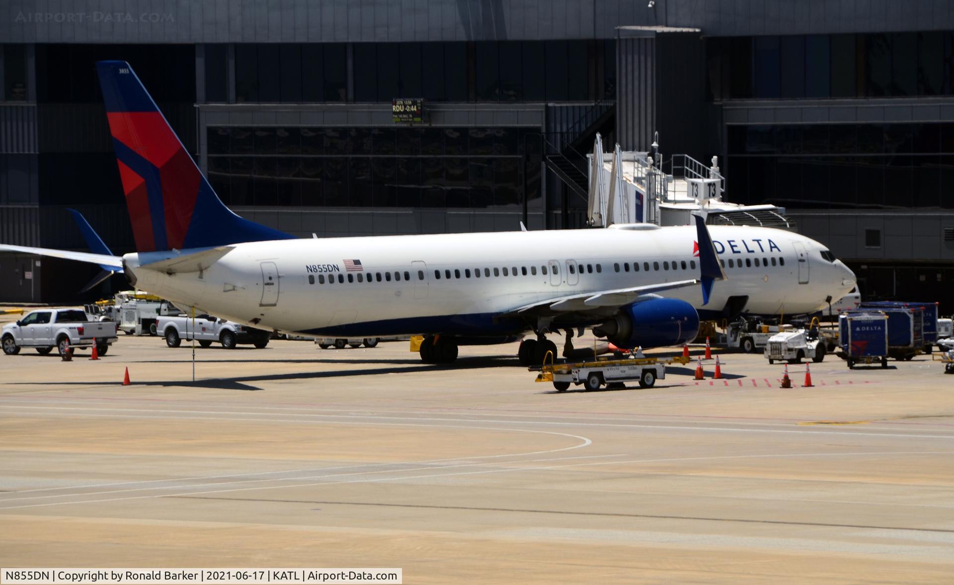N855DN, 2016 Boeing 737-932/ER C/N 31966, Gate T3 Atlanta   Stick hold up airplane, so it don't fall down