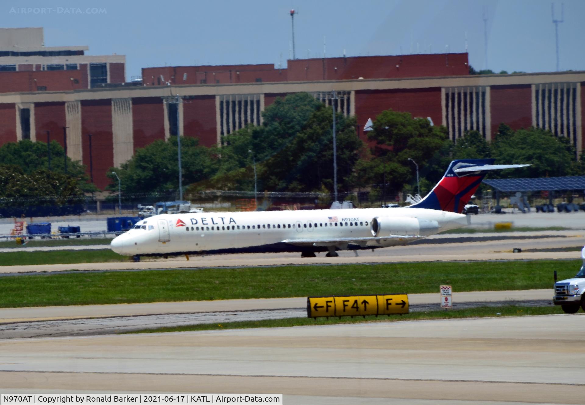 N970AT, 2001 Boeing 717-200 C/N 55031, Taxi to gate Atlanta
