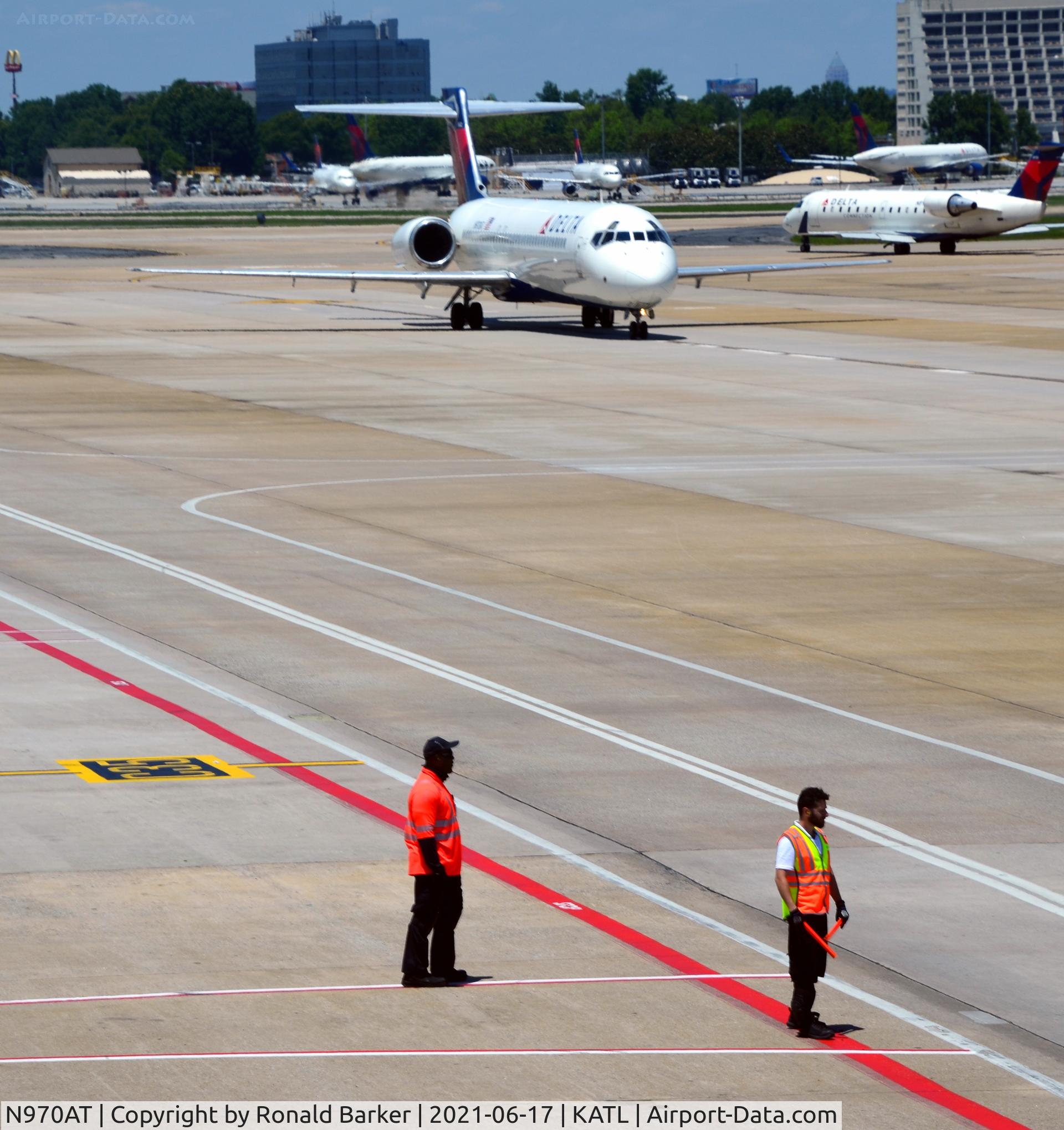 N970AT, 2001 Boeing 717-200 C/N 55031, Reception crew to park aircraft Atlanta