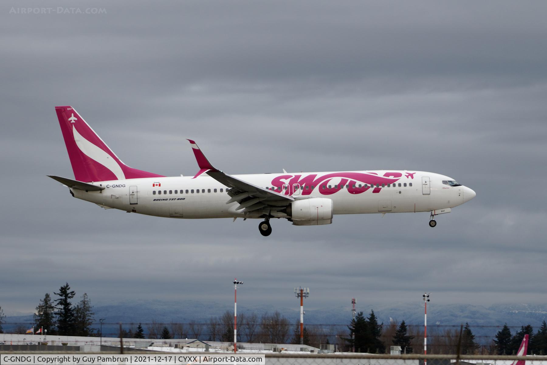 C-GNDG, 2015 Boeing 737-8CT C/N 40337, Landing on 07