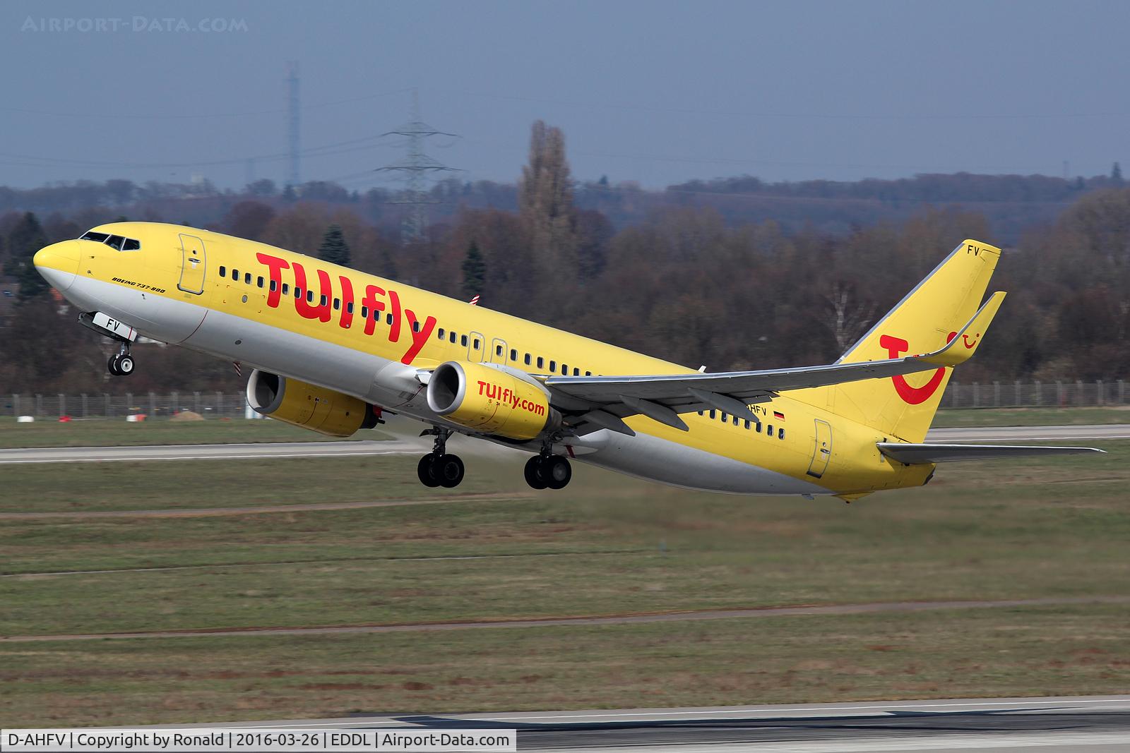 D-AHFV, 2000 Boeing 737-8K5 C/N 30415, at dus