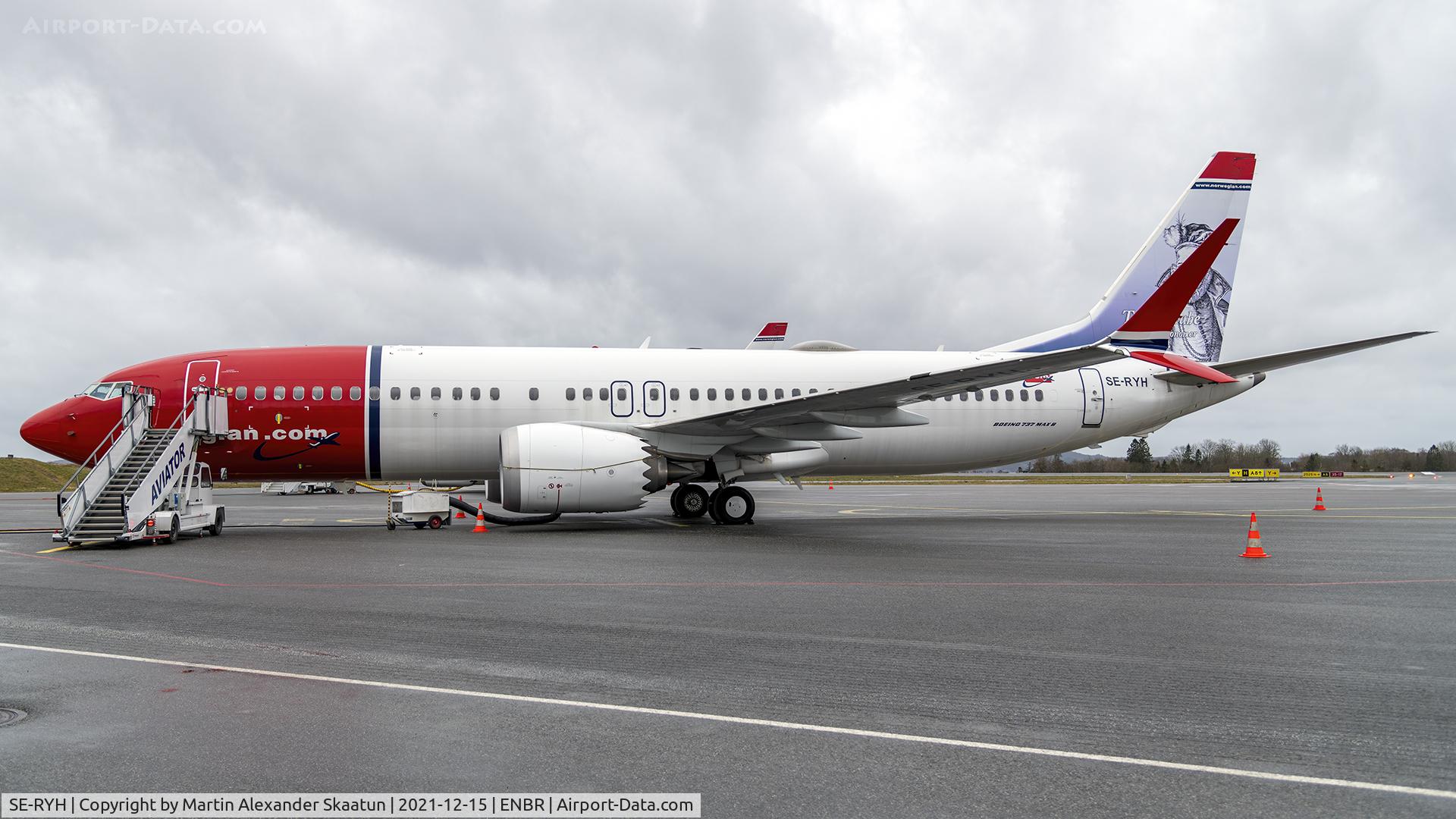 SE-RYH, 2018 Boeing 737-8 MAX C/N 64992, Parked at stand 1L.