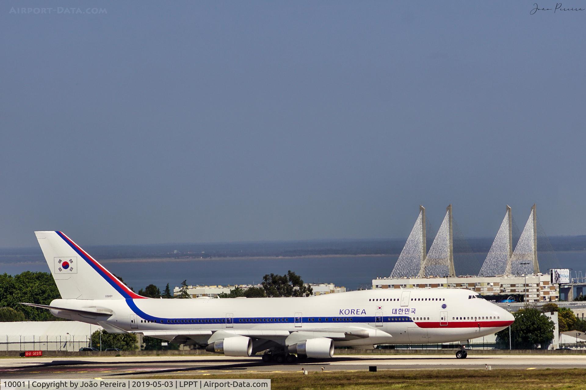 10001, 2001 Boeing 747-4B5 C/N 26412, B747 at LPPT