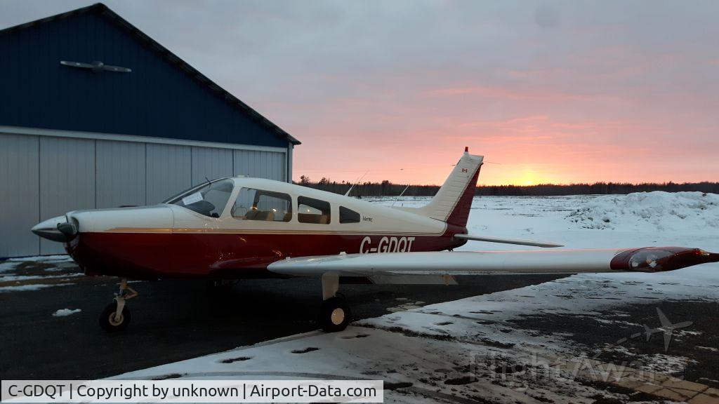 C-GDQT, 1976 Piper PA-28-151 C/N 28-7615138, C-GDQT at the hangar