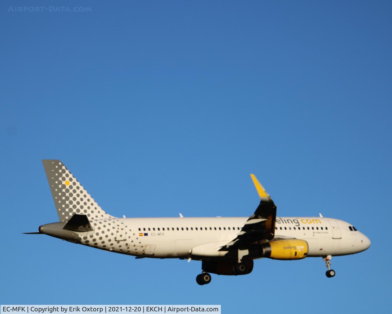 EC-MFK, 2015 Airbus A320-232 C/N 6535, EC-MFK landing rw 04L