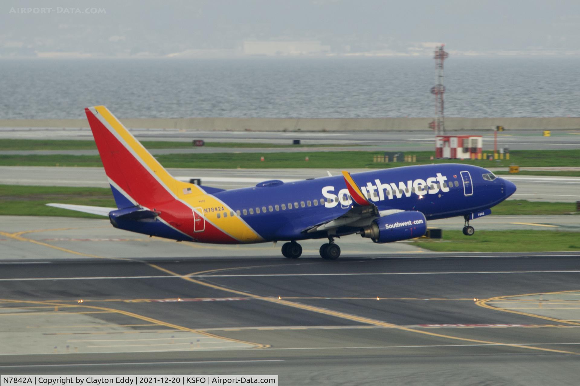 N7842A, 2000 Boeing 737-73V C/N 30237, Departing runway 10 SFO 2021.