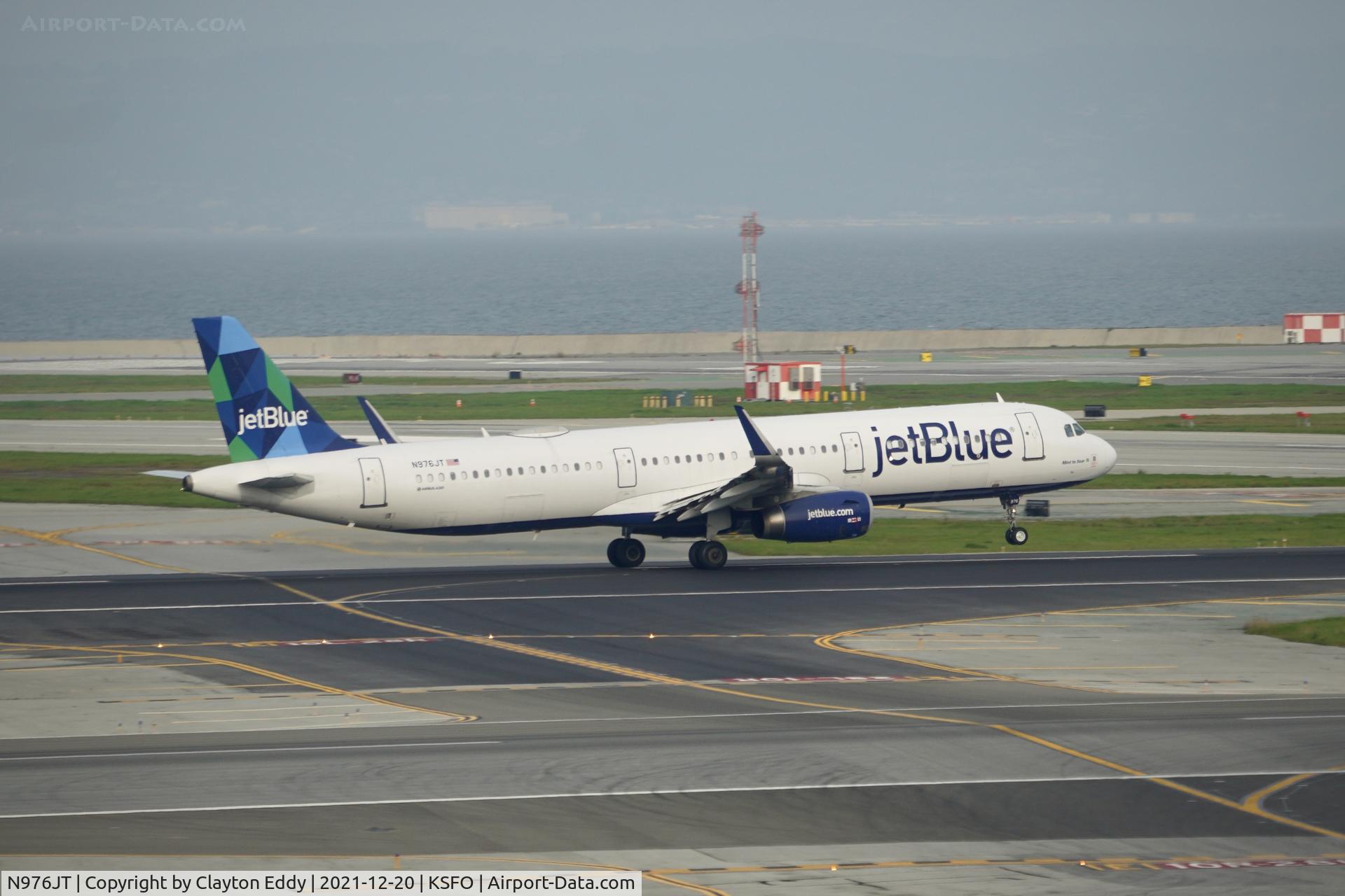 N976JT, 2017 Airbus A321-231 C/N 7529, Pic taken from Sky Terrace. Departing runway 10 SFO 2021.