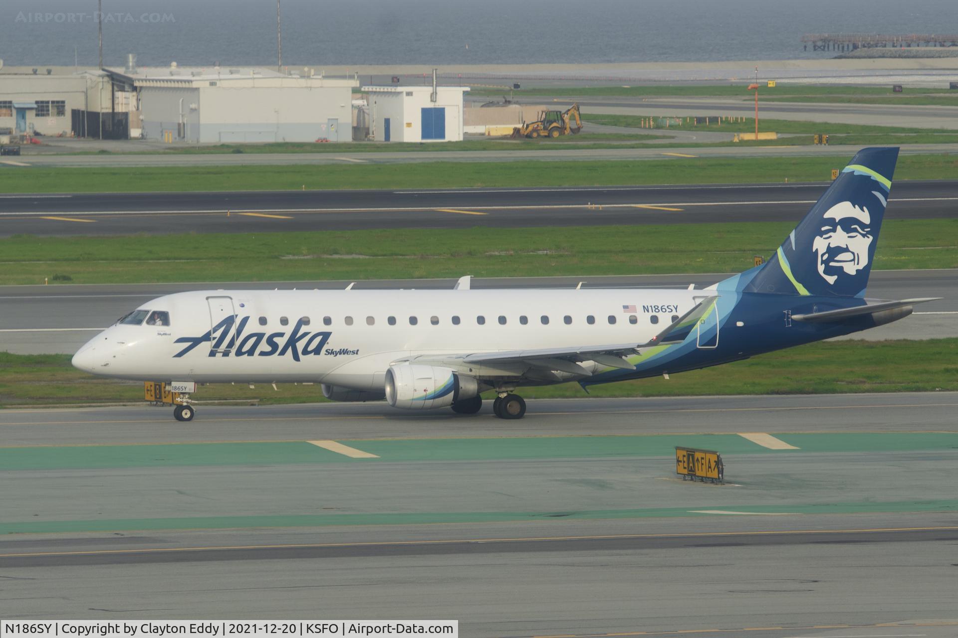 N186SY, 2016 Embraer 175LR (ERJ-170-200LR) C/N 17000606, Pic taken from Sky Terrace SFO 2021.