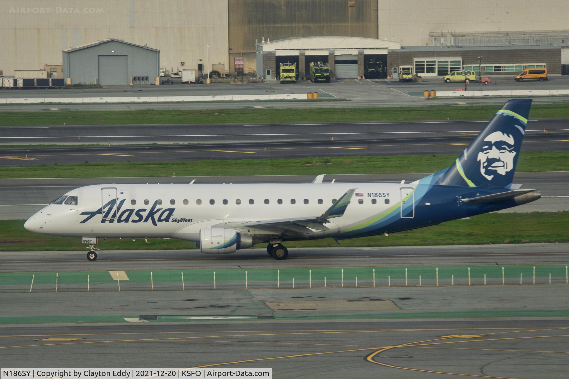 N186SY, 2016 Embraer 175LR (ERJ-170-200LR) C/N 17000606, Pic taken from Sky Terrace SFO 2021.