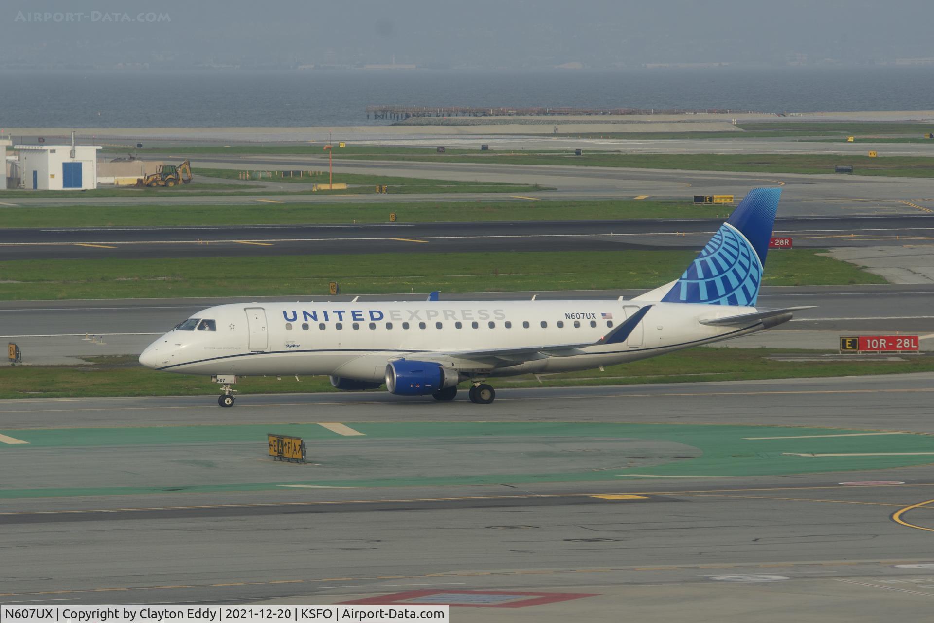 N607UX, 2019 Embraer ERJ-175 (ERJ-170-200LR) C/N 17000804, Pic taken from Sky Terrace SFO 2021.