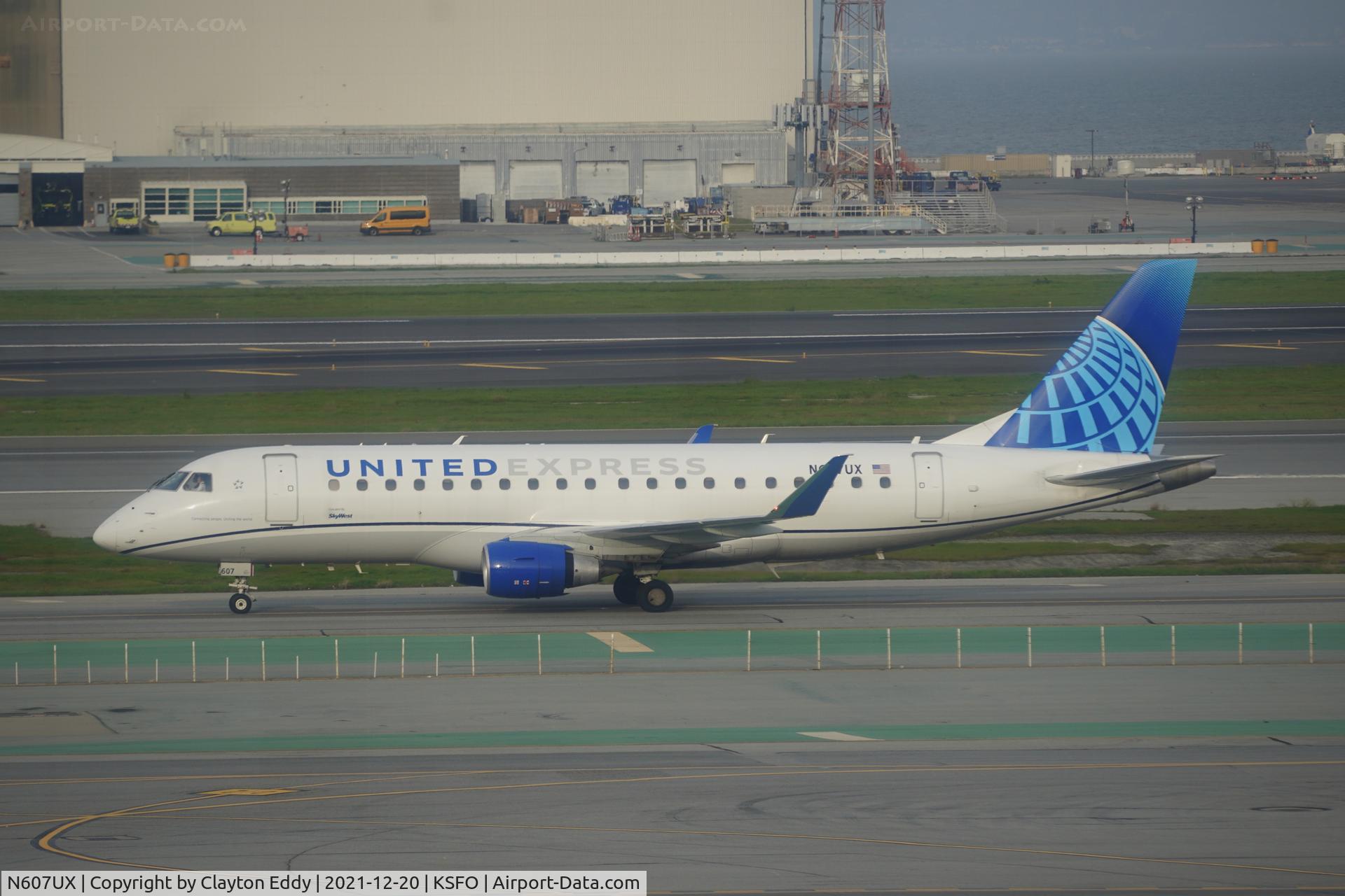 N607UX, 2019 Embraer ERJ-175 (ERJ-170-200LR) C/N 17000804, Pic taken from Sky Terrace SFO 2021.