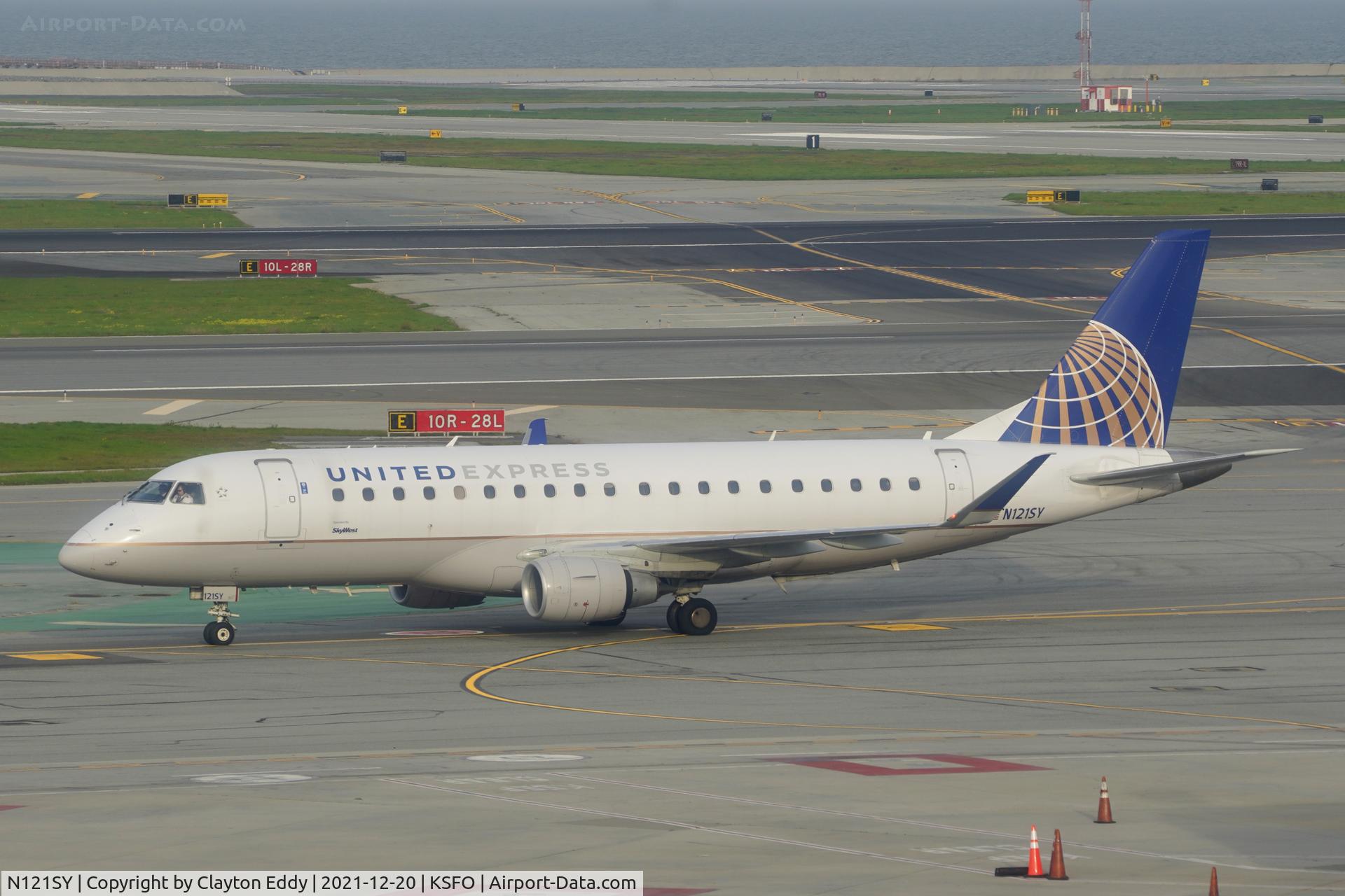 N121SY, 2014 Embraer 175LR (ERJ-170-200LR) C/N 17000430, Pic taken from Sky Terrace SFO 2021.