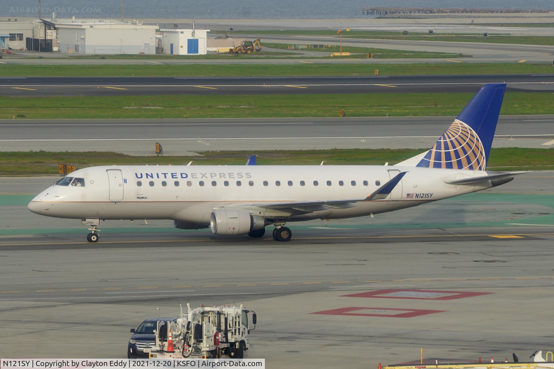 N121SY, 2014 Embraer 175LR (ERJ-170-200LR) C/N 17000430, Pic taken from Sky Terrace SFO 2021.