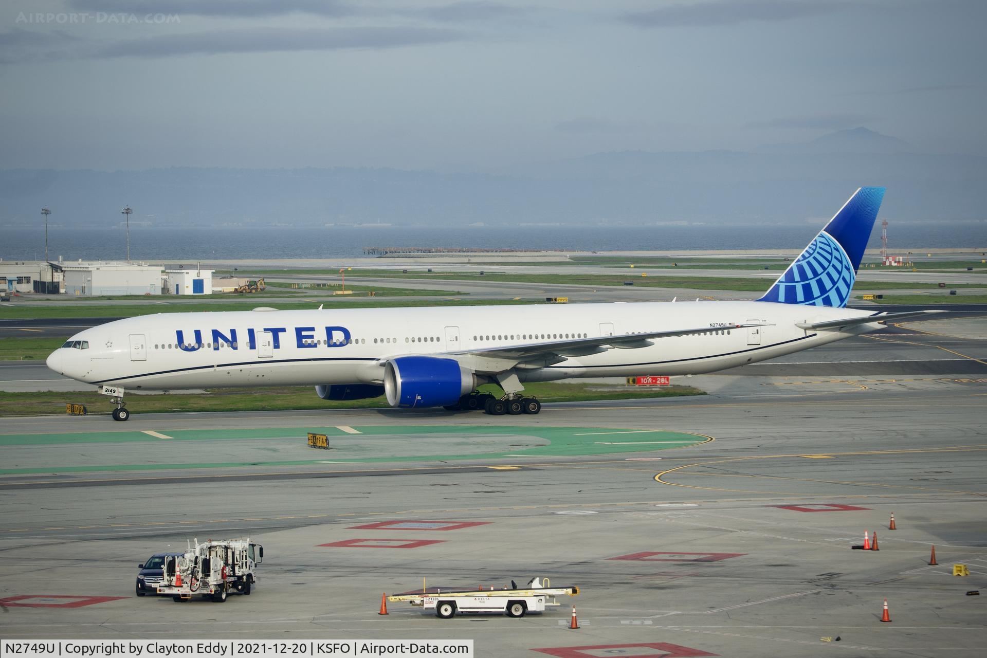 N2749U, 2019 Boeing 777-300/ER C/N 66589, Pic taken from Sky Terrace SFO 2021.