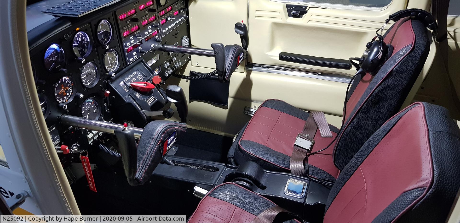 N25092, 1979 Piper PA-38-112 Tomahawk C/N 38-80A0030, Cockpit Piper PA-38-112 Regnr. N25092