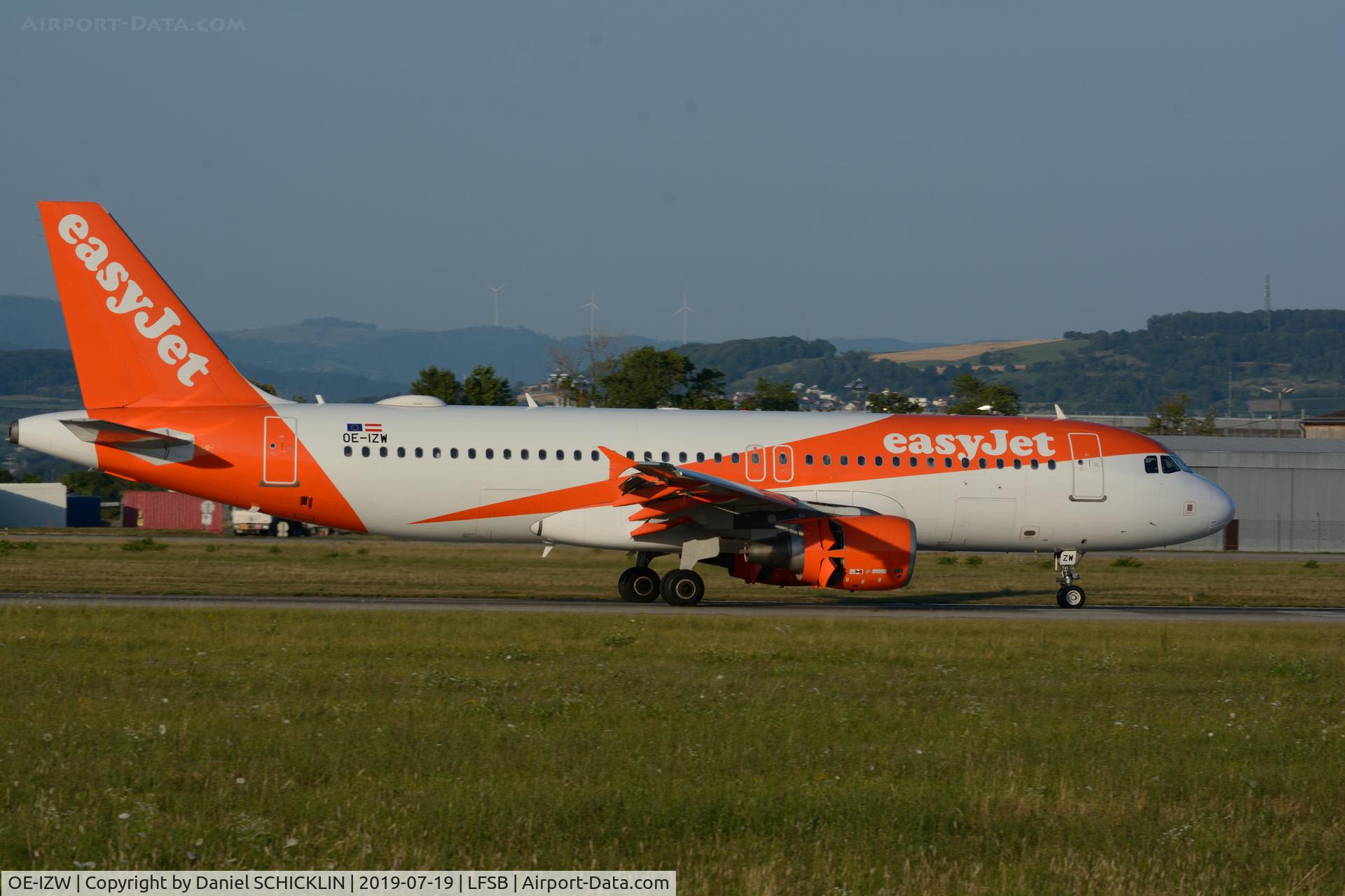 OE-IZW, 2007 Airbus A320-214 C/N 3055, LANDING RWY 15