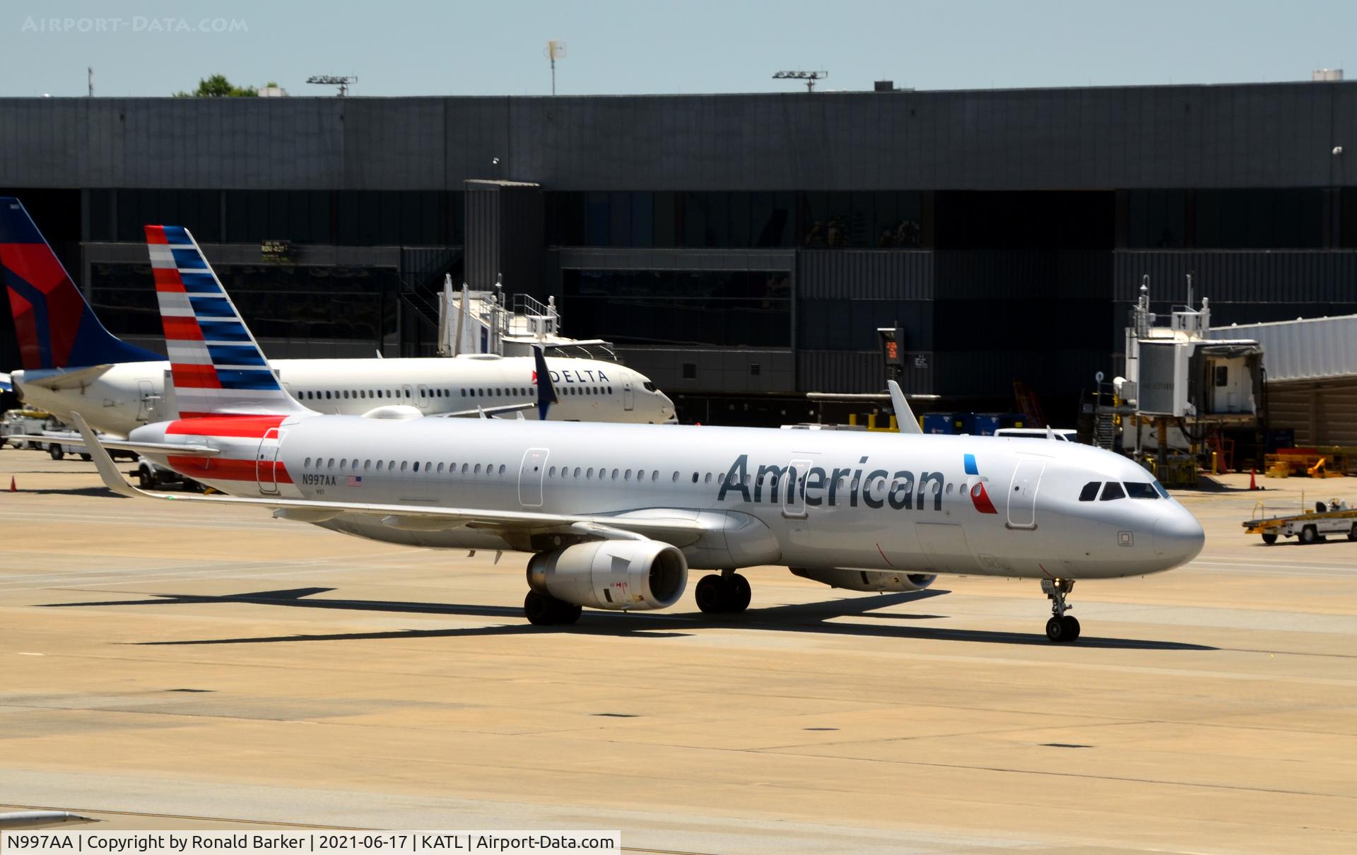 N997AA, 2017 Airbus A321-231 C/N 7349, Taxi Atlanta