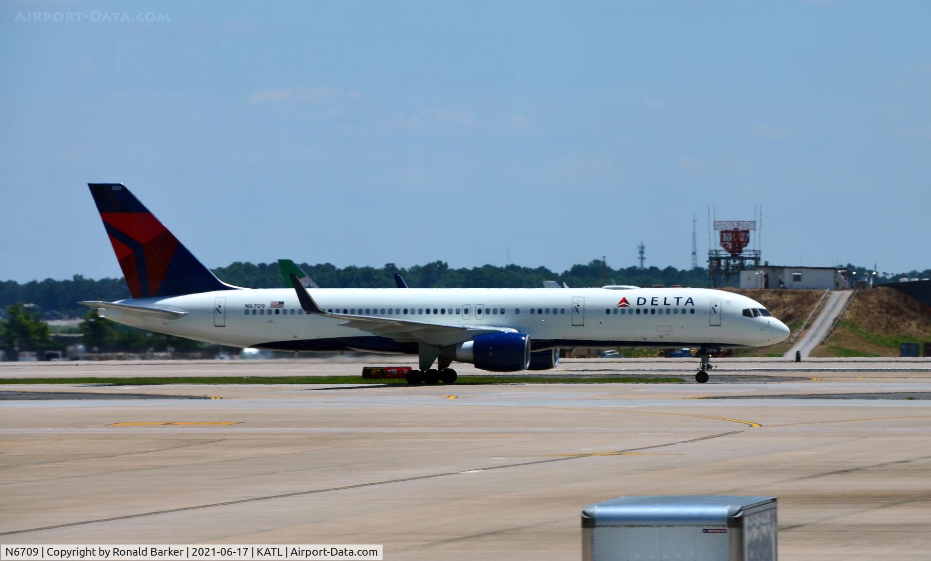 N6709, 2000 Boeing 757-232 C/N 30481, Taxi Atlanta