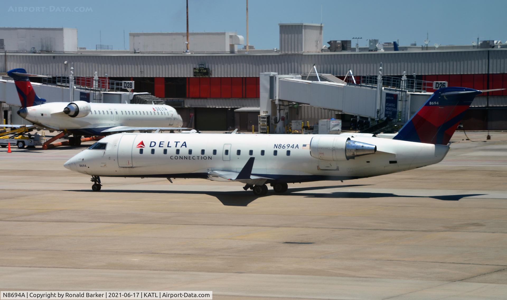 N8694A, 2002 Canadair CRJ-200 (CL-600-2B19) C/N 7694, Taxi Atlanta