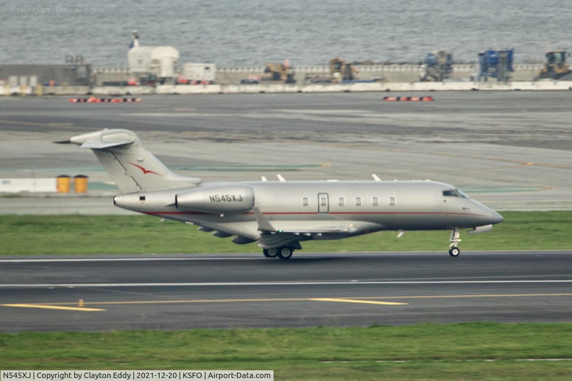 N545XJ, Bombardier Challenger 300 (BD-100-1A10) C/N 20278, Pic taken from SkyTerrace departing runway 10 SFO 2021.