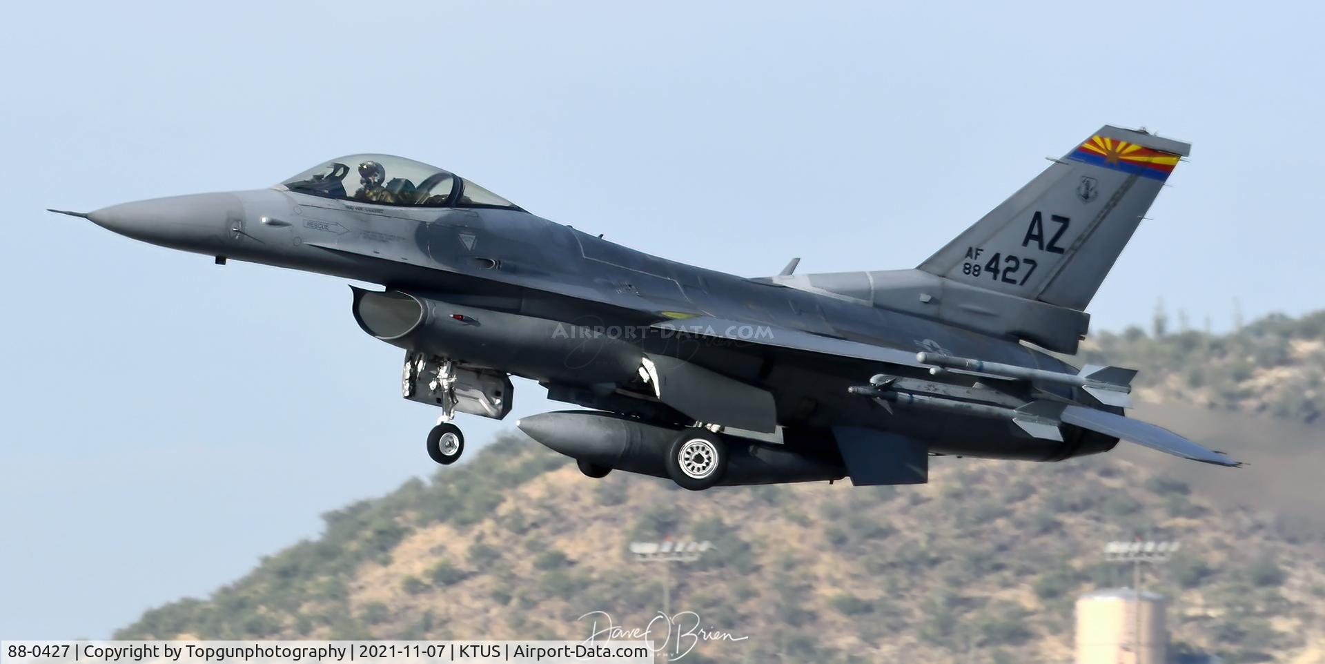 88-0427, 1988 General Dynamics F-16CM Fighting Falcon C/N 1C-029, BANDIT11 lifting off