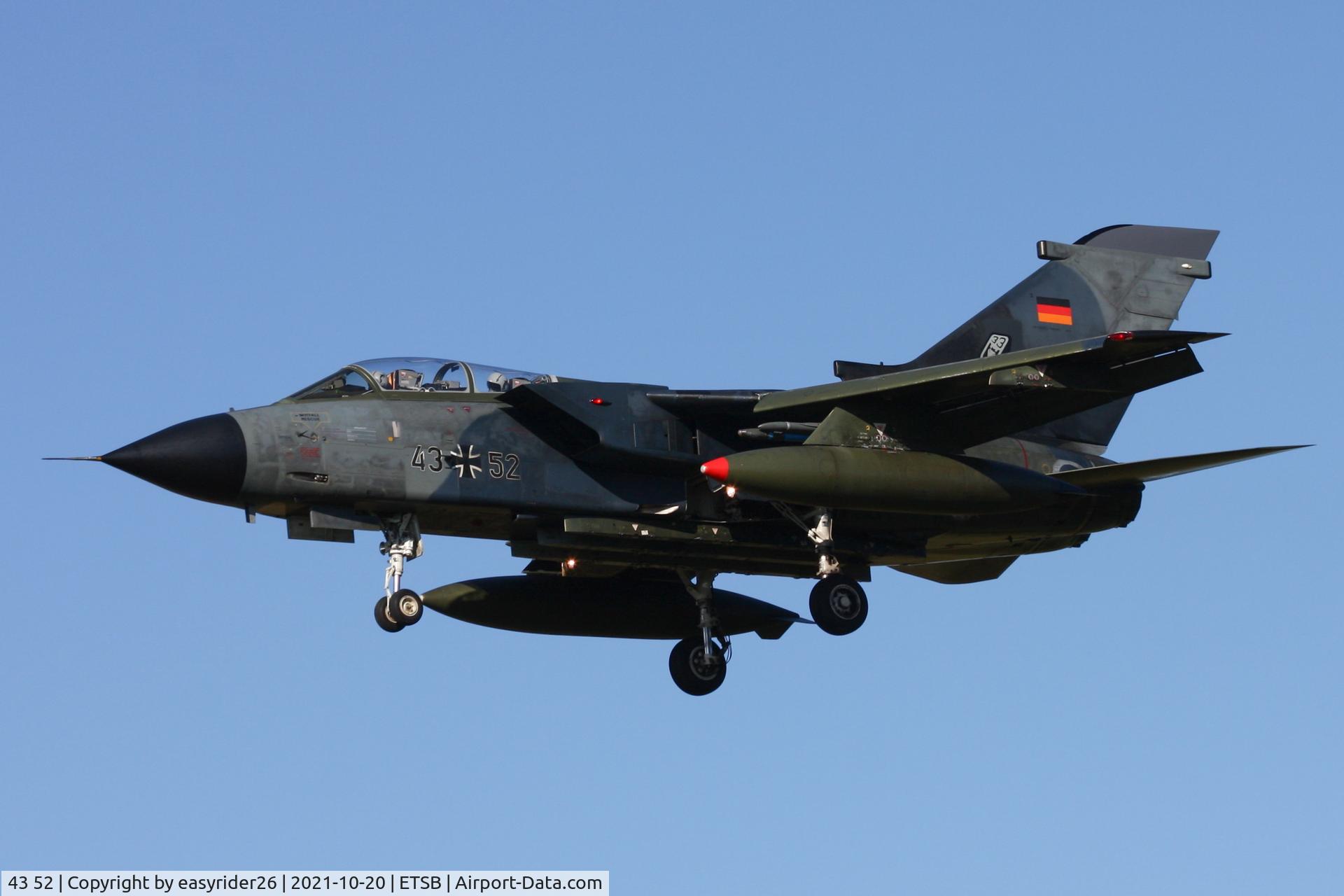43 52, Panavia Tornado IDS C/N 140/GS025/4052, Landing at Büchel AB German Air Force