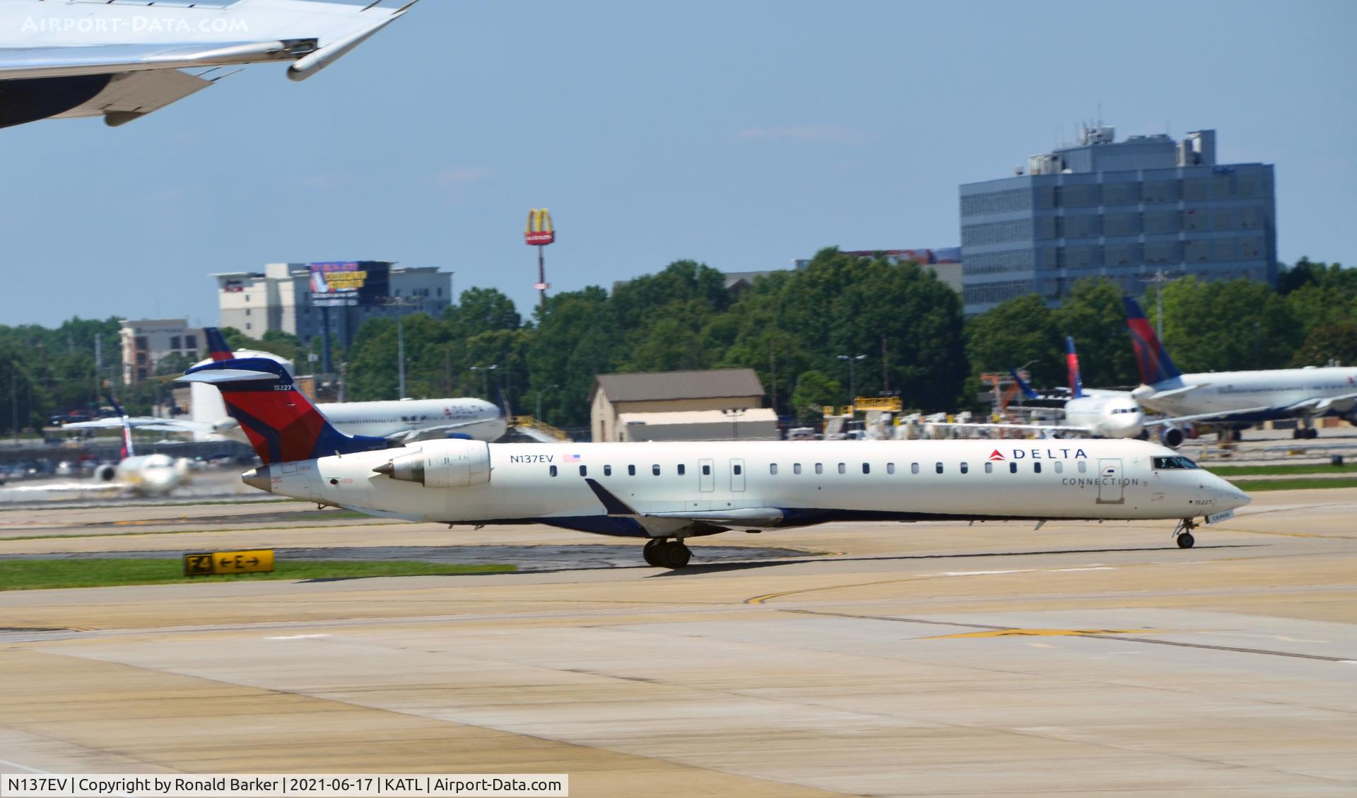 N137EV, 2009 Bombardier CRJ-900ER (CL-600-2D24) C/N 15227, Taxi Atlanta