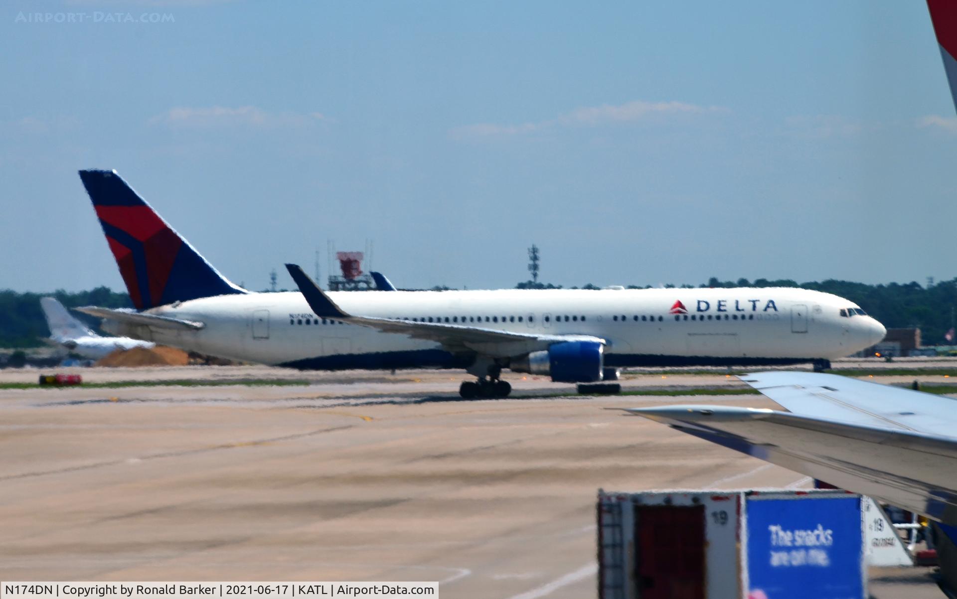 N174DN, 1990 Boeing 767-332 C/N 24802, Taxi Atlanta