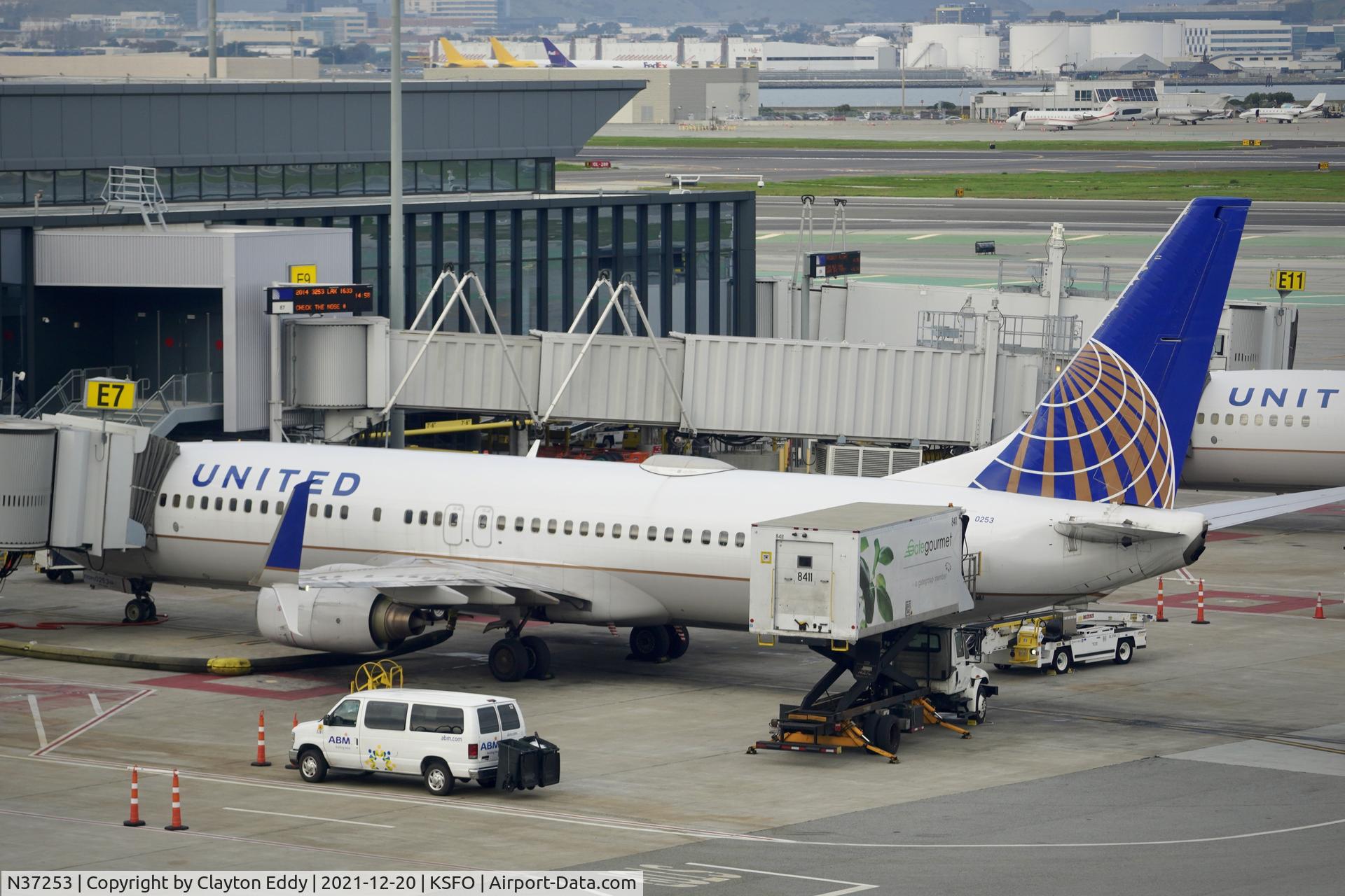 N37253, 2000 Boeing 737-824 C/N 30584, Pic taken from SkyTerrace SFO 2021.