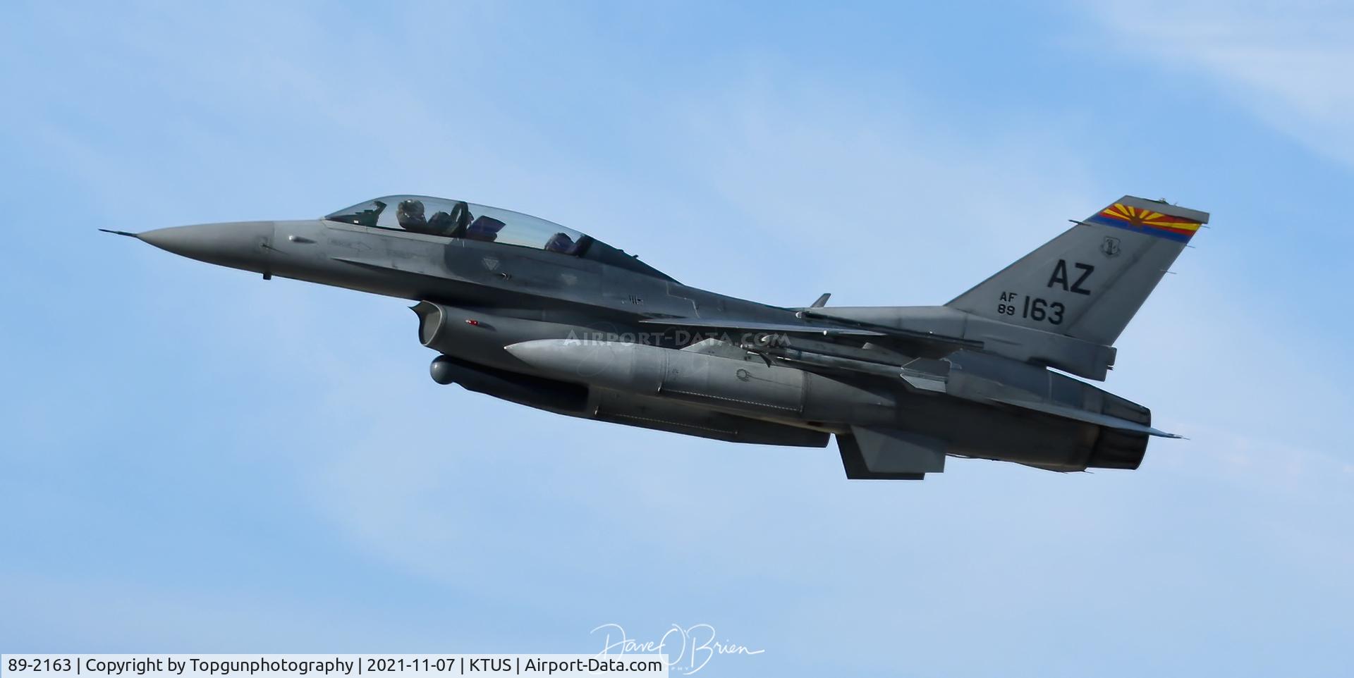 89-2163, 1989 General Dynamics F-16DG Night Falcon C/N 1D-38, ROCKET33 departs