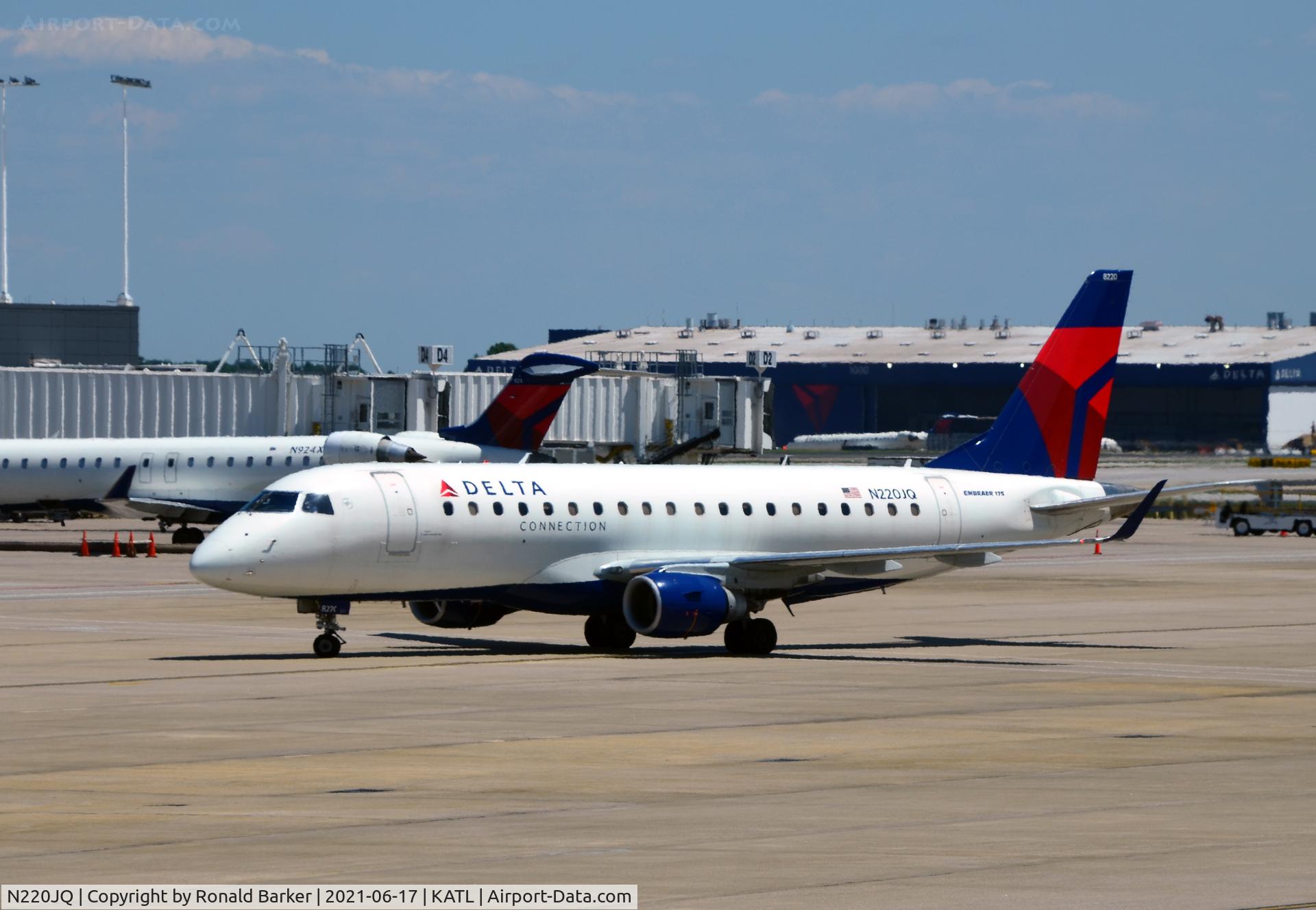 N220JQ, 2007 Embraer EMB 170-200 C/N 195, Taxi Atlanta