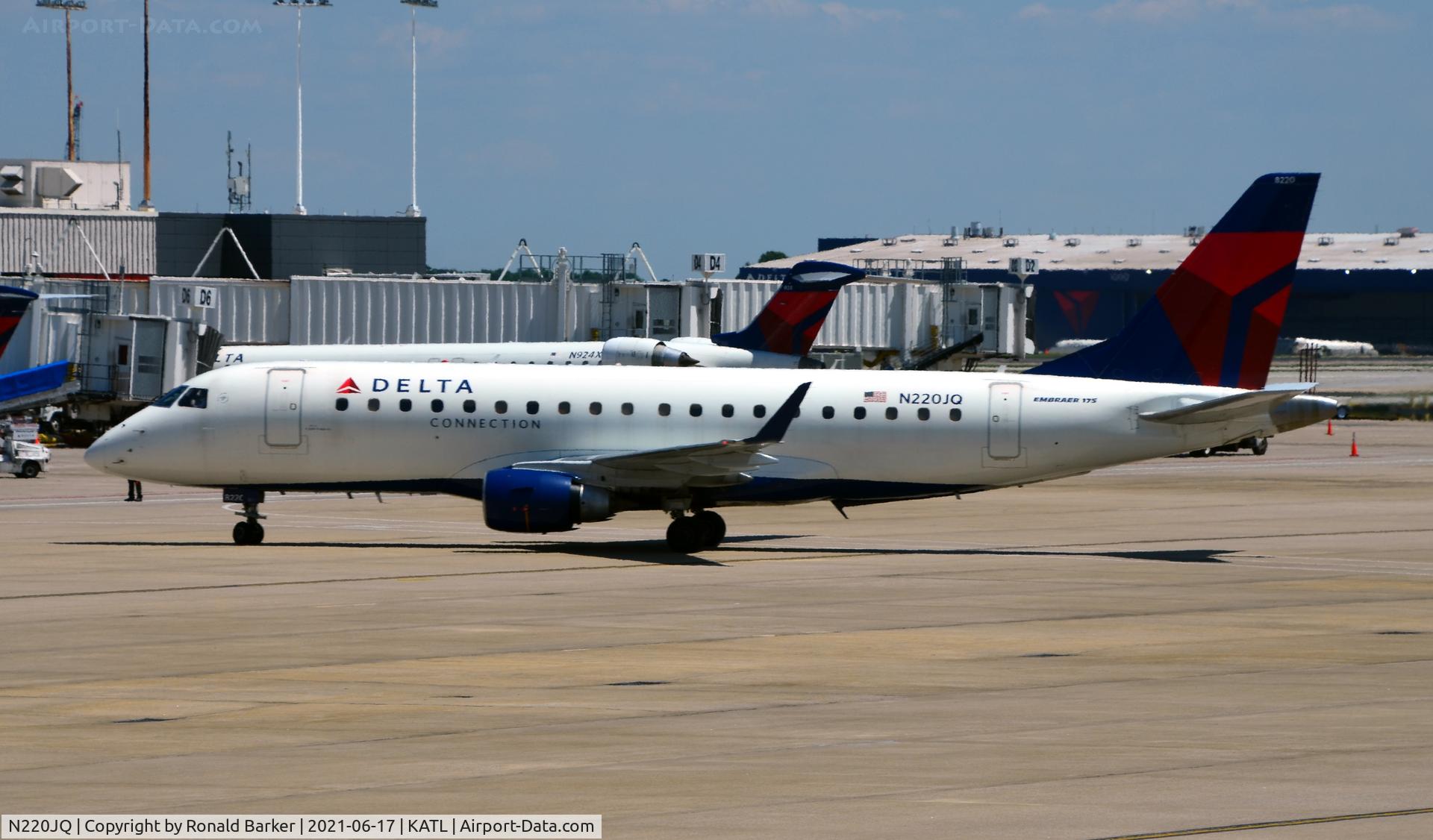 N220JQ, 2007 Embraer EMB 170-200 C/N 195, Taxi Atlanta