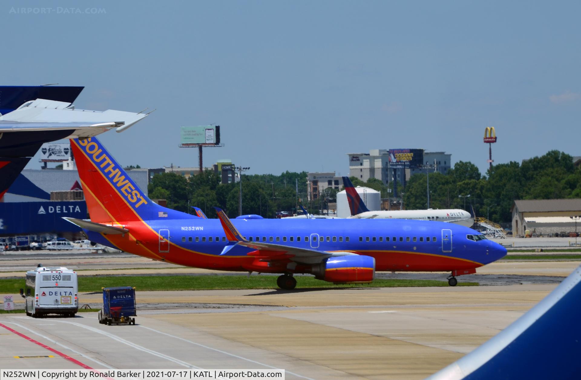 N252WN, 2006 Boeing 737-7H4 C/N 34973, Taxi Atlanta