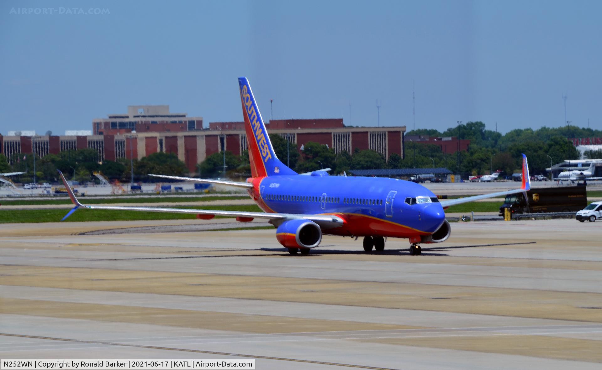 N252WN, 2006 Boeing 737-7H4 C/N 34973, Taxi Atlanta