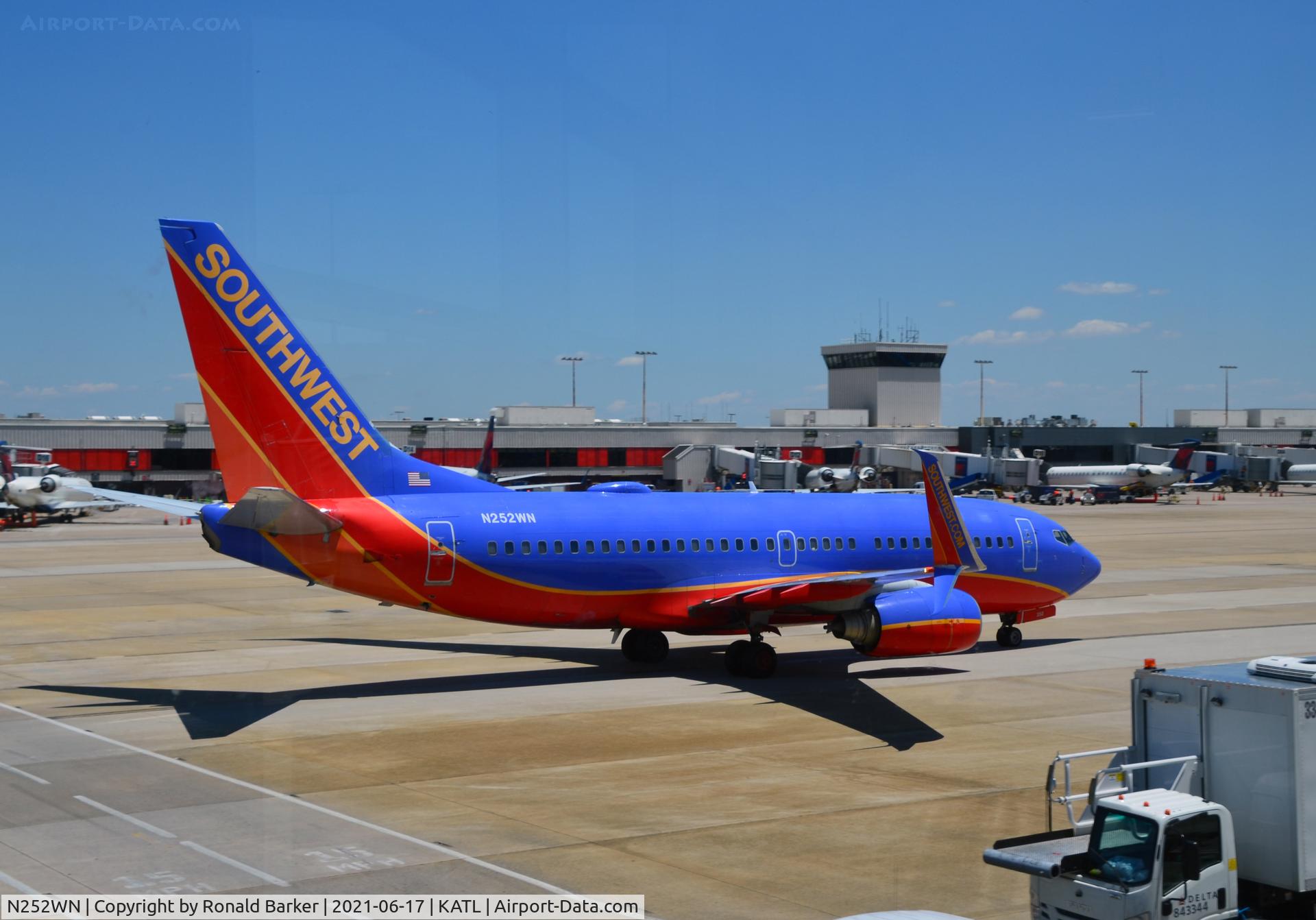 N252WN, 2006 Boeing 737-7H4 C/N 34973, Taxi Atlanta