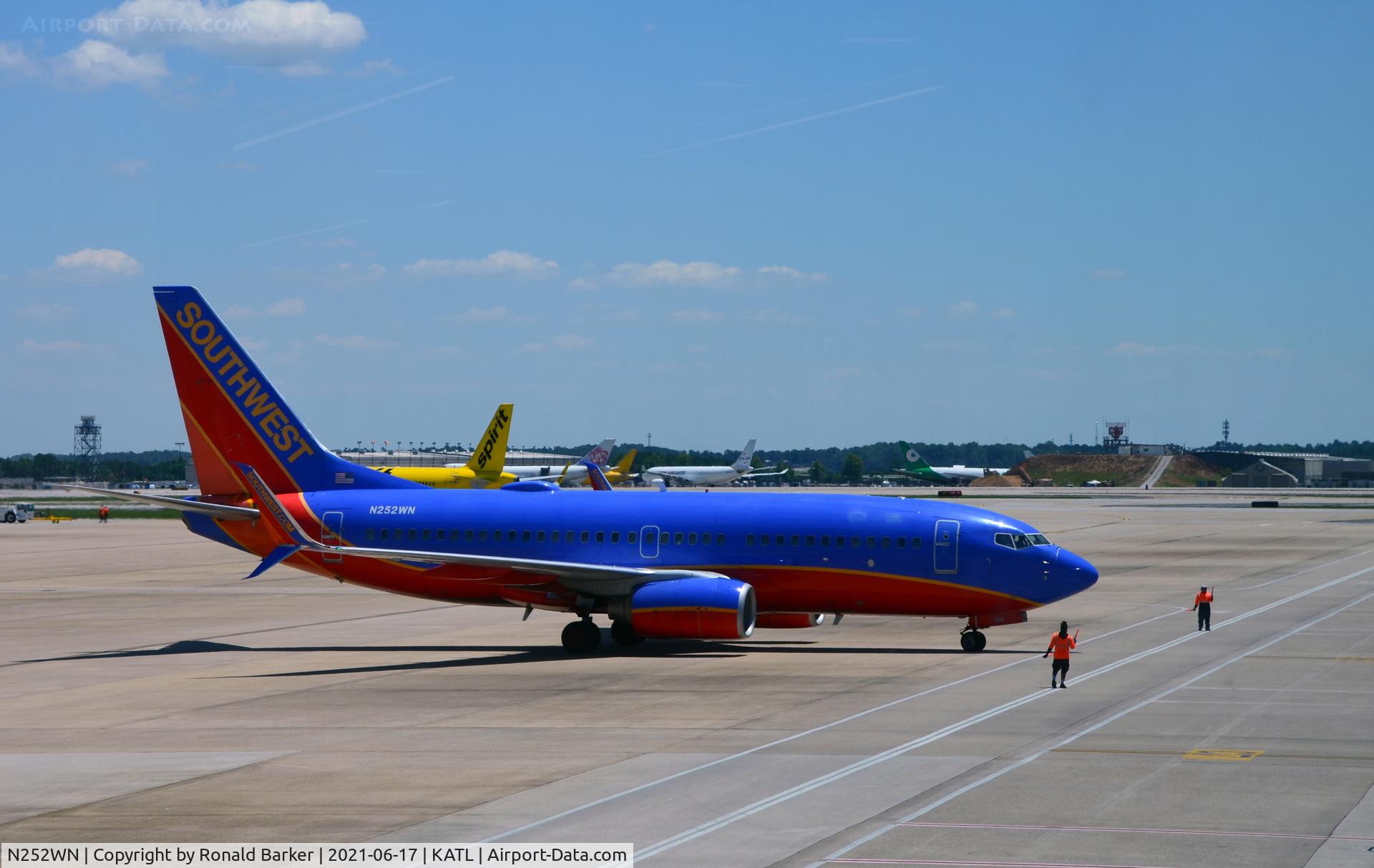 N252WN, 2006 Boeing 737-7H4 C/N 34973, Arriving at gate - welcome team - Atlanta