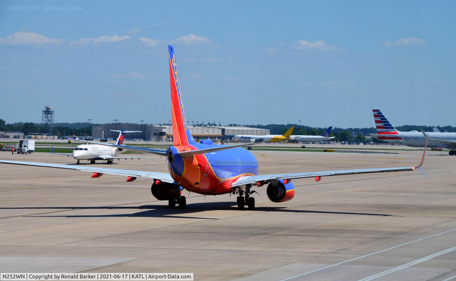 N252WN, 2006 Boeing 737-7H4 C/N 34973, Taxi for takeoff Atlanta