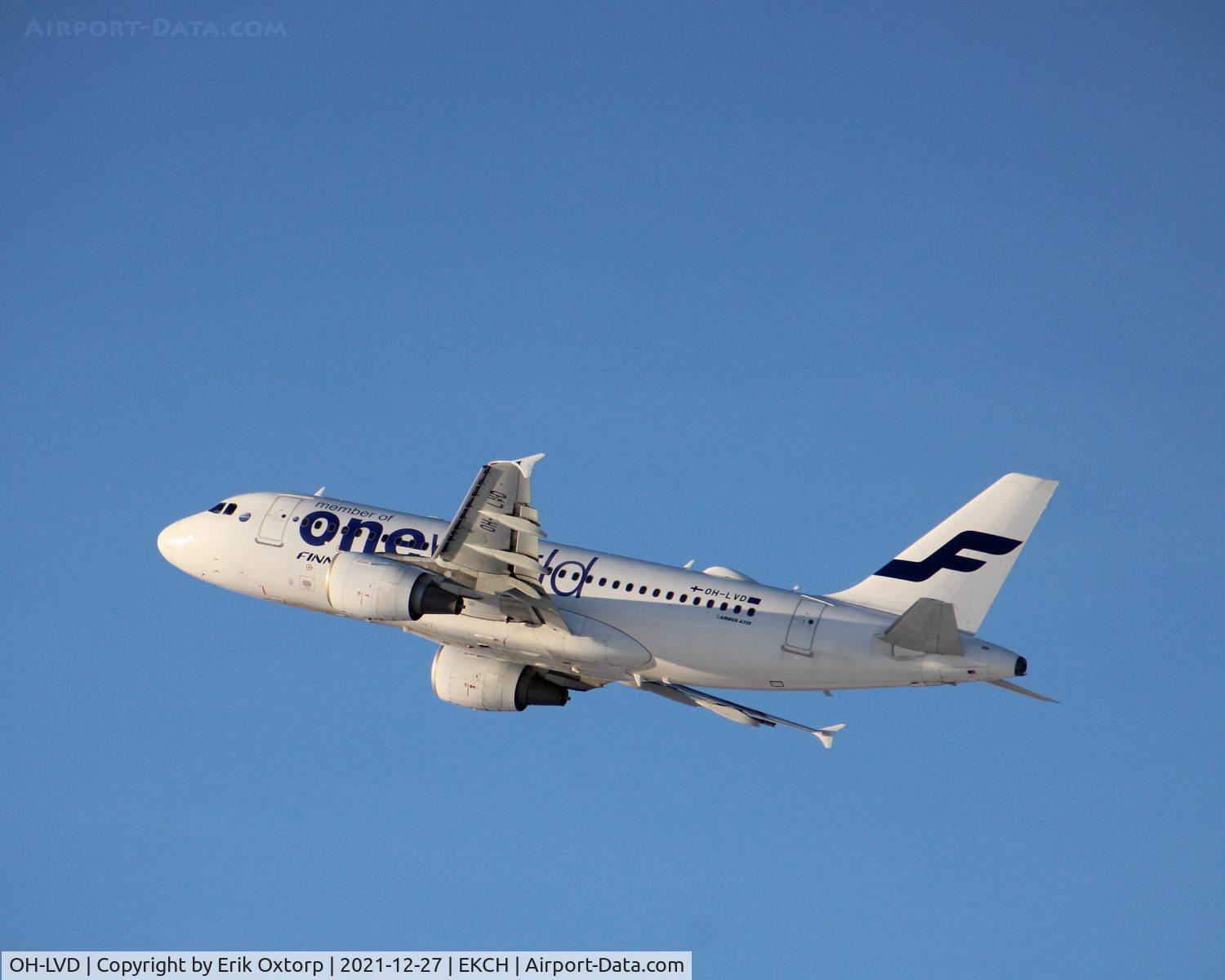 OH-LVD, 2000 Airbus A319-112 C/N 1352, OH-LVD taing off rw 22R