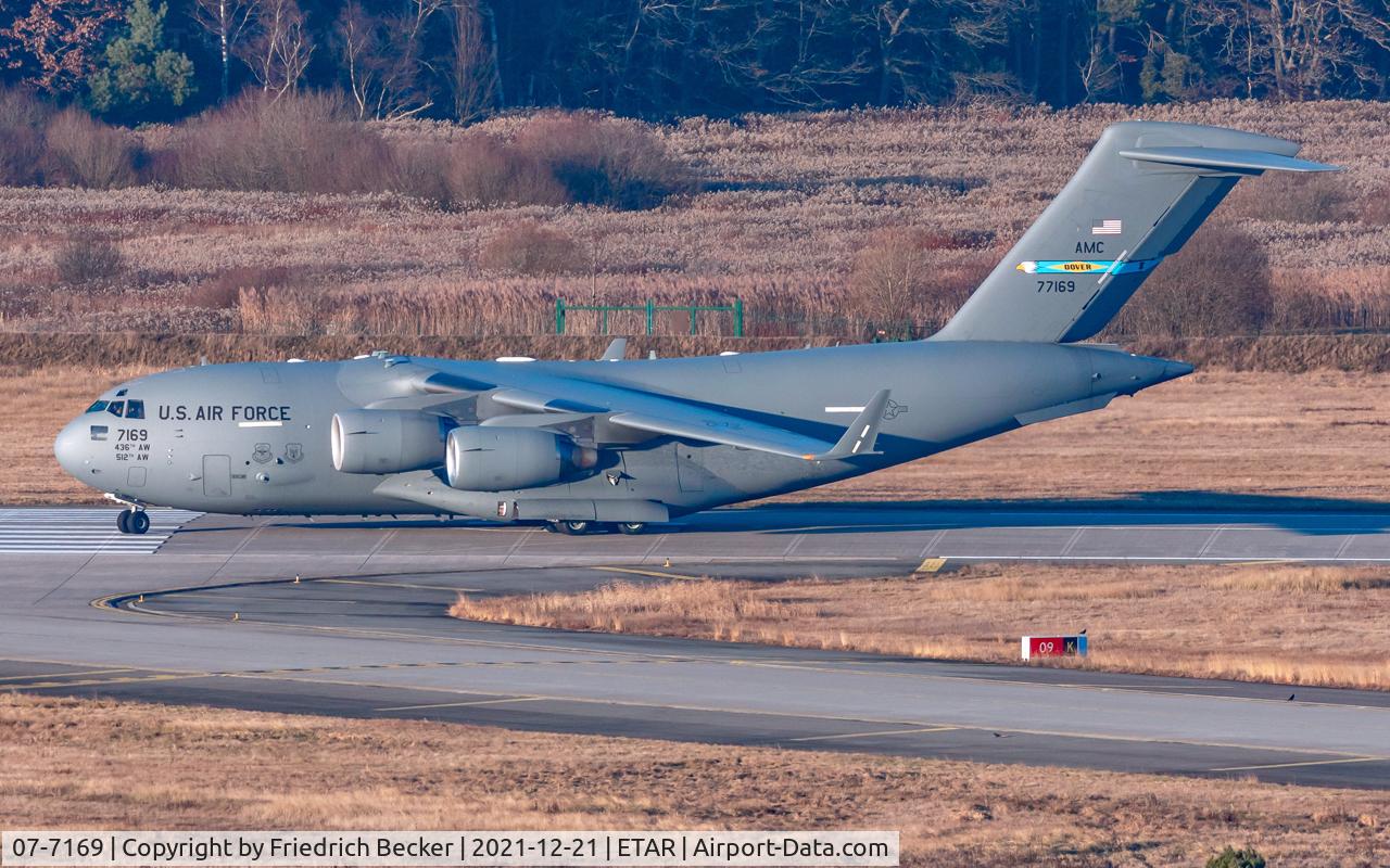 07-7169, 2007 Boeing C-17A Globemaster III C/N F-179/P-169, taxying to the active