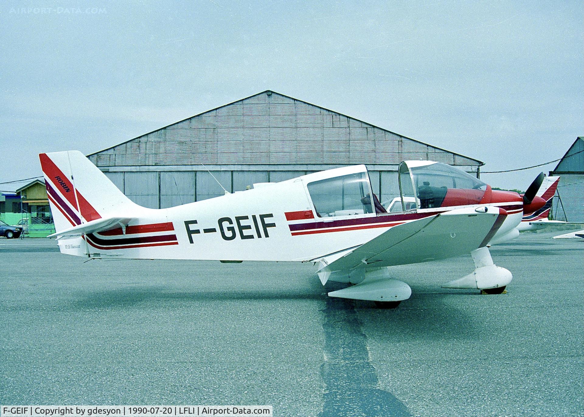 F-GEIF, Robin DR-400-180 Regent C/N 1690, On break before taking passengers on a sightseeing flight.