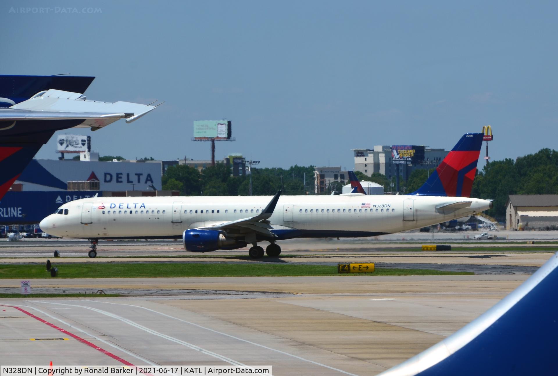 N328DN, 2017 Airbus A321-211 C/N 7840, Taxi Atlanta