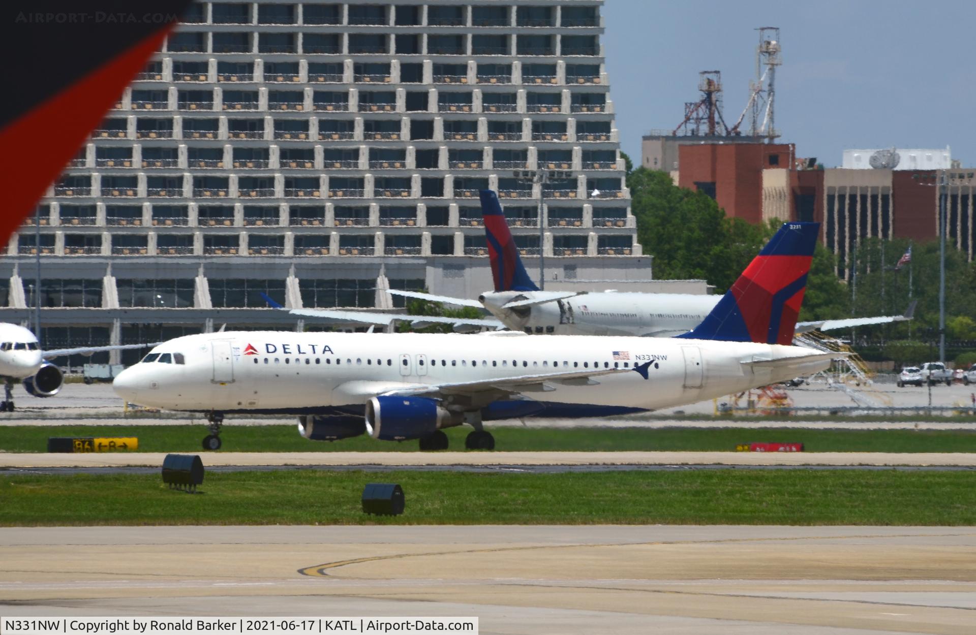N331NW, 1992 Airbus A320-211 C/N 318, Taxi Atlanta